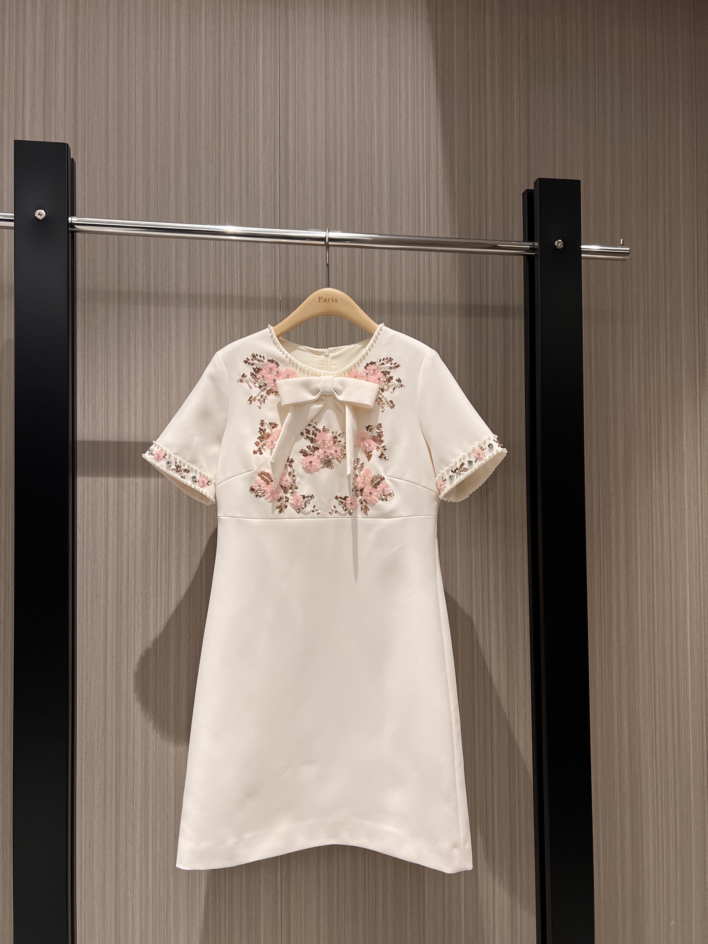 NO:313875,The same style of Guan Xiaotong, heavy industry embroidered sequined bead flower dress with bow decoration, hand sewn staple beads sweet temperament, age-reducing essential black and white SML, skirts, alexander wang19860909新款关晓彤同款 重工刺绣亮片珠花连衣裙蝴蝶结装饰 手缝钉珠甜美气质 减龄必备 黑色白色 SML,,skirts,alexander wang,Women's clothing