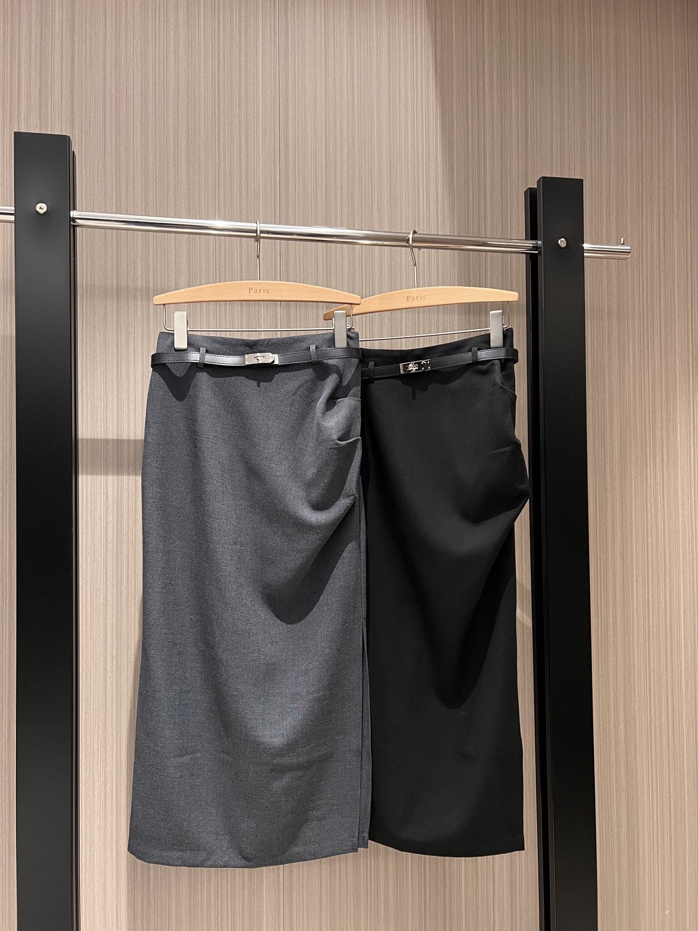 NO:313836,New twist lock belt decorative pleated design long skirt, asymmetric side slit hip slim fit, commuting versatile, essential for slimming temperament to make you look slim and age-reducing Black gray S-XL, skirts, alexander wang19860909新款扭锁腰带装饰褶皱设计长款半裙 不对称侧边开叉包臀修身 通勤百搭 气质显瘦减龄必备 黑色灰色 S-XL,,skirts,alexander wang,Women's clothing