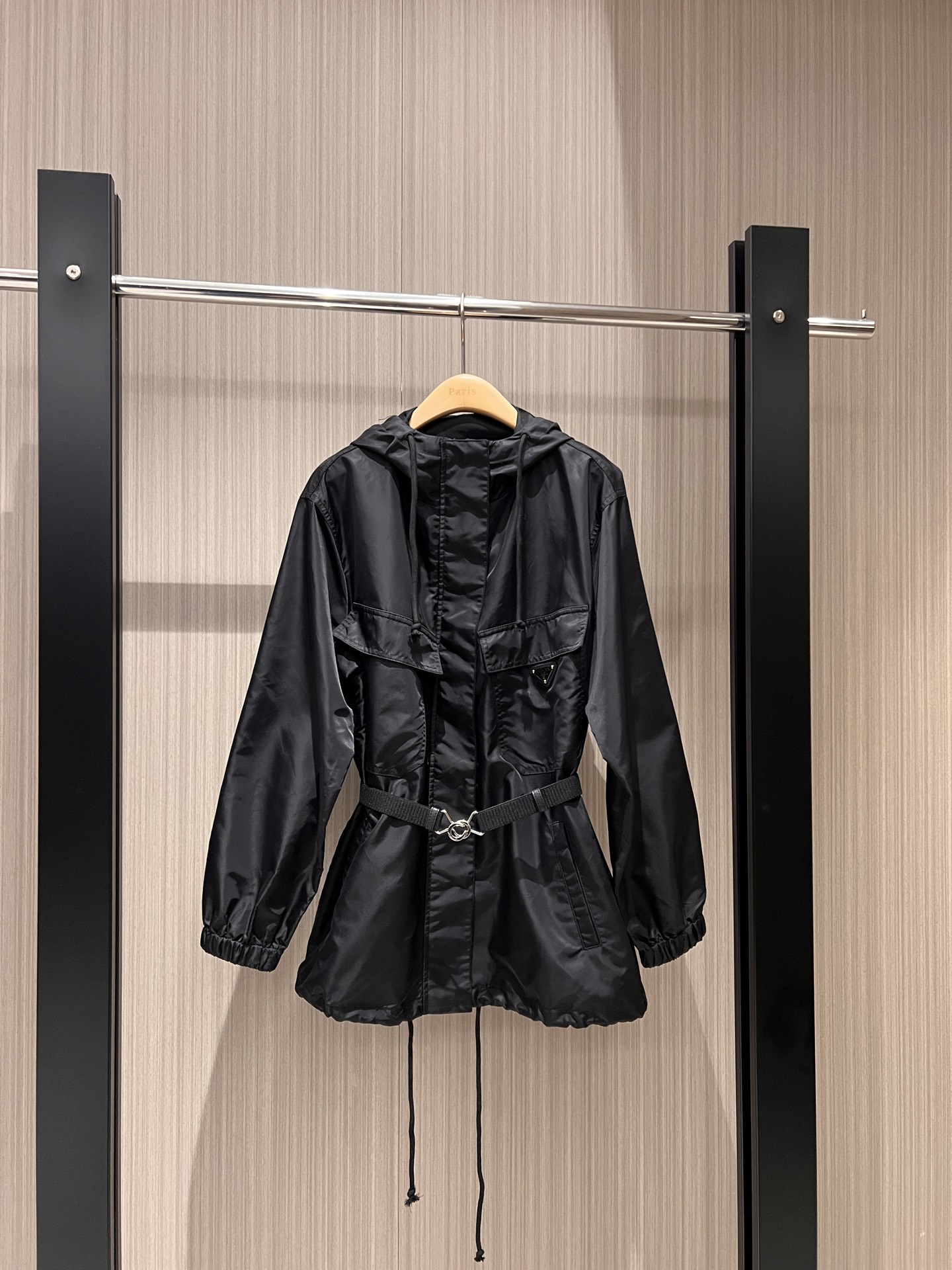 NO:461360,New recommended hooded nylon windbreaker jacket jacket with elastic belt decoration, waist slimming, chest triangle logo, large pocket decoration hem can be adjusted with drawstring, loose and casual, cool and versatile, black and white SML,, jackets & coats, jackets & coats,hats,alexander wang19860909新款推荐连帽尼龙风衣夹克外套配送弹力腰带装饰 收腰显瘦 胸前三角徽标 大口袋装饰下摆可抽绳调节 宽松休闲 帅酷百搭 黑色白色SML,,jackets & coats,jackets & coats,hats,alexander wang,Women's clothing