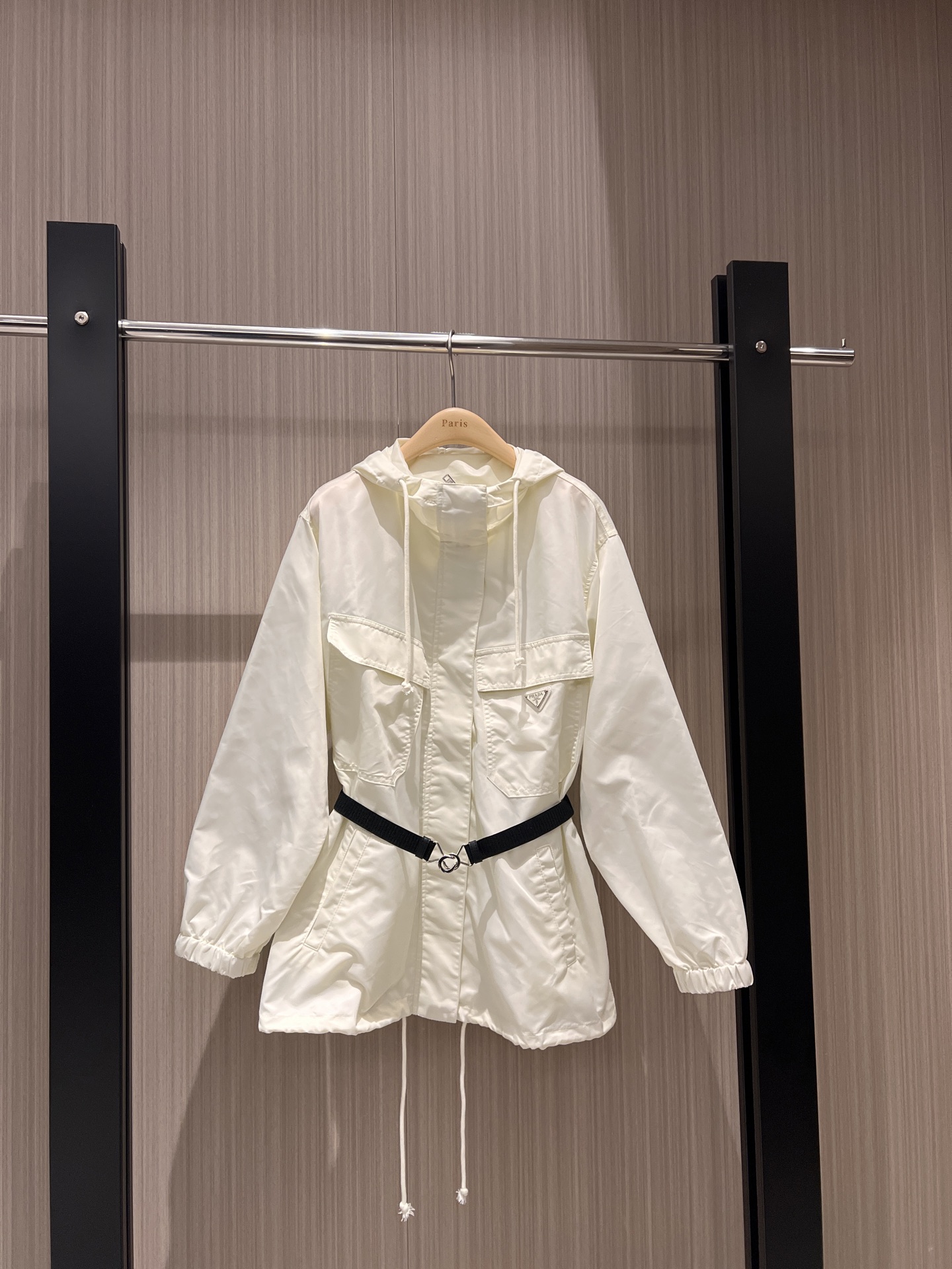 NO:313814,New recommended hooded nylon windbreaker jacket jacket with elastic belt decoration, waist slimming, chest triangle logo, large pocket decoration hem can be adjusted with drawstring, loose and casual, cool and versatile, black and white SML,, jackets & coats, jackets & coats,hats,alexander wang19860909新款推荐连帽尼龙风衣夹克外套配送弹力腰带装饰 收腰显瘦 胸前三角徽标 大口袋装饰下摆可抽绳调节 宽松休闲 帅酷百搭 黑色白色SML,,jackets & coats,jackets & coats,hats,alexander wang,Women's clothing