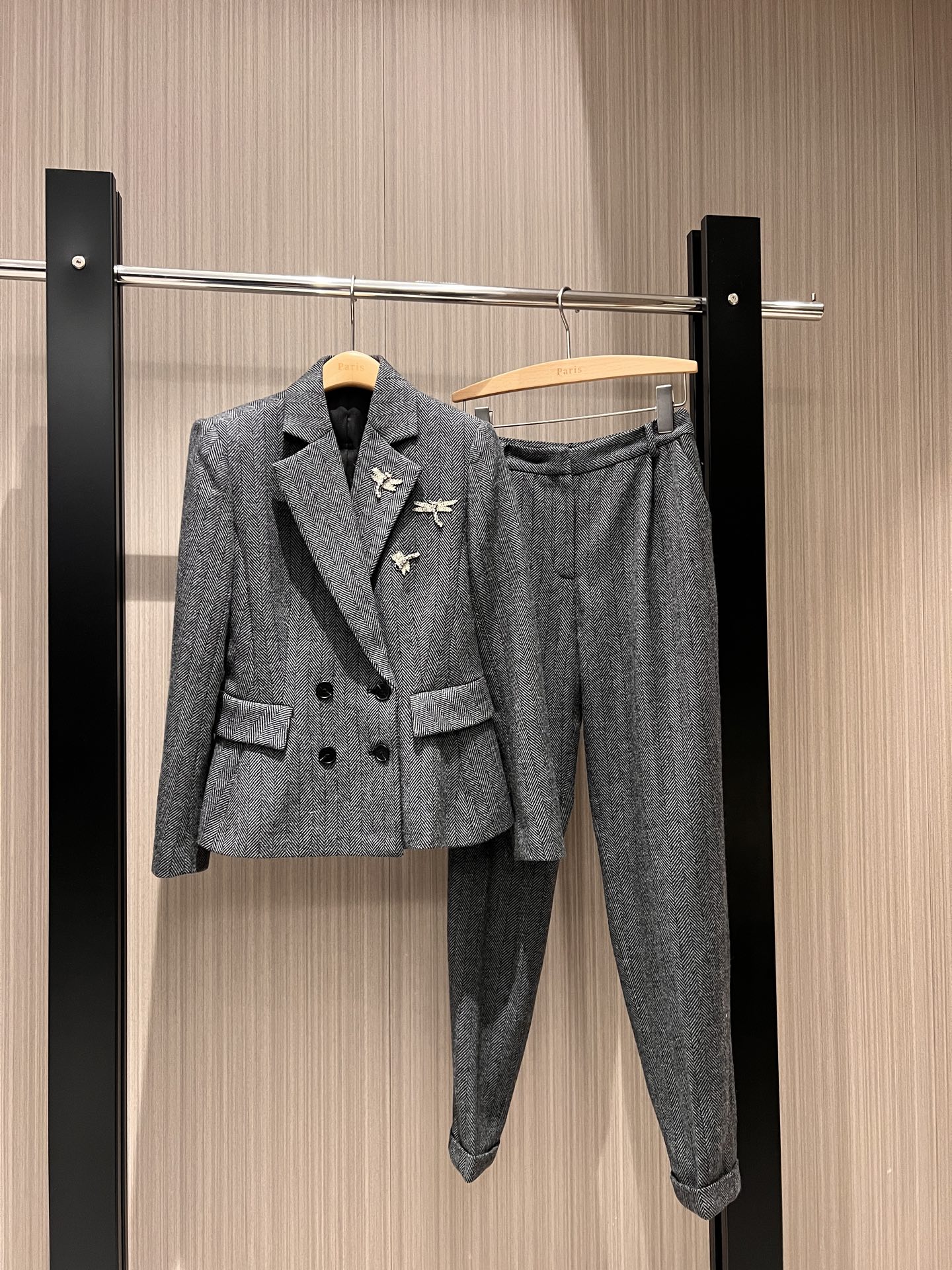 NO:314470,New style of coat pants hand-sewn beads dragonfly decorative human pattern suit jacket curly human pattern casual trousers double-breasted design minimalist French style high-end gray fashionable commuting neat and capable classic and versatile SML,,jackets & coats,business suit,alexander wang19860909外套裤子新款手缝钉珠蜻蜓装饰人纹西装外套卷边人纹休闲西裤 双排扣设计 极简法式 高级灰 时尚通勤利落干练 经典百搭 SML,,jackets & coats,business suit,alexander wang,Women's clothing