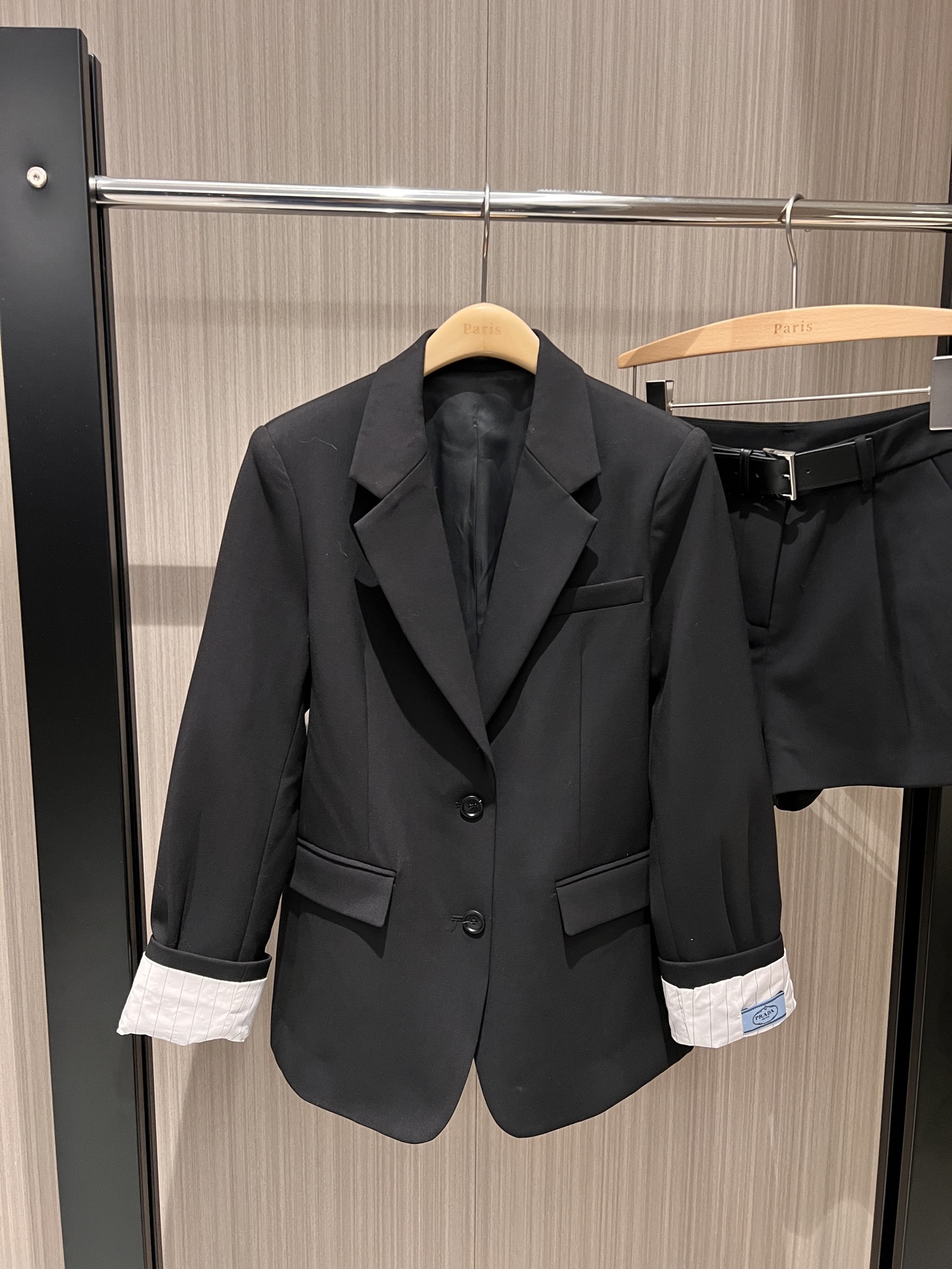 NO:314460,New striped cuff logo decoration, loose casual suit belt design, suit shorts, women's style, capable commuting, heroine aura SML, shorts, business suit, alexander wang19860909新款条纹袖口徽标装饰 宽松休闲西装皮带设计西装短裤御女风 干练通勤 女主气场 SML,,shorts,business suit,alexander wang,Women's clothing