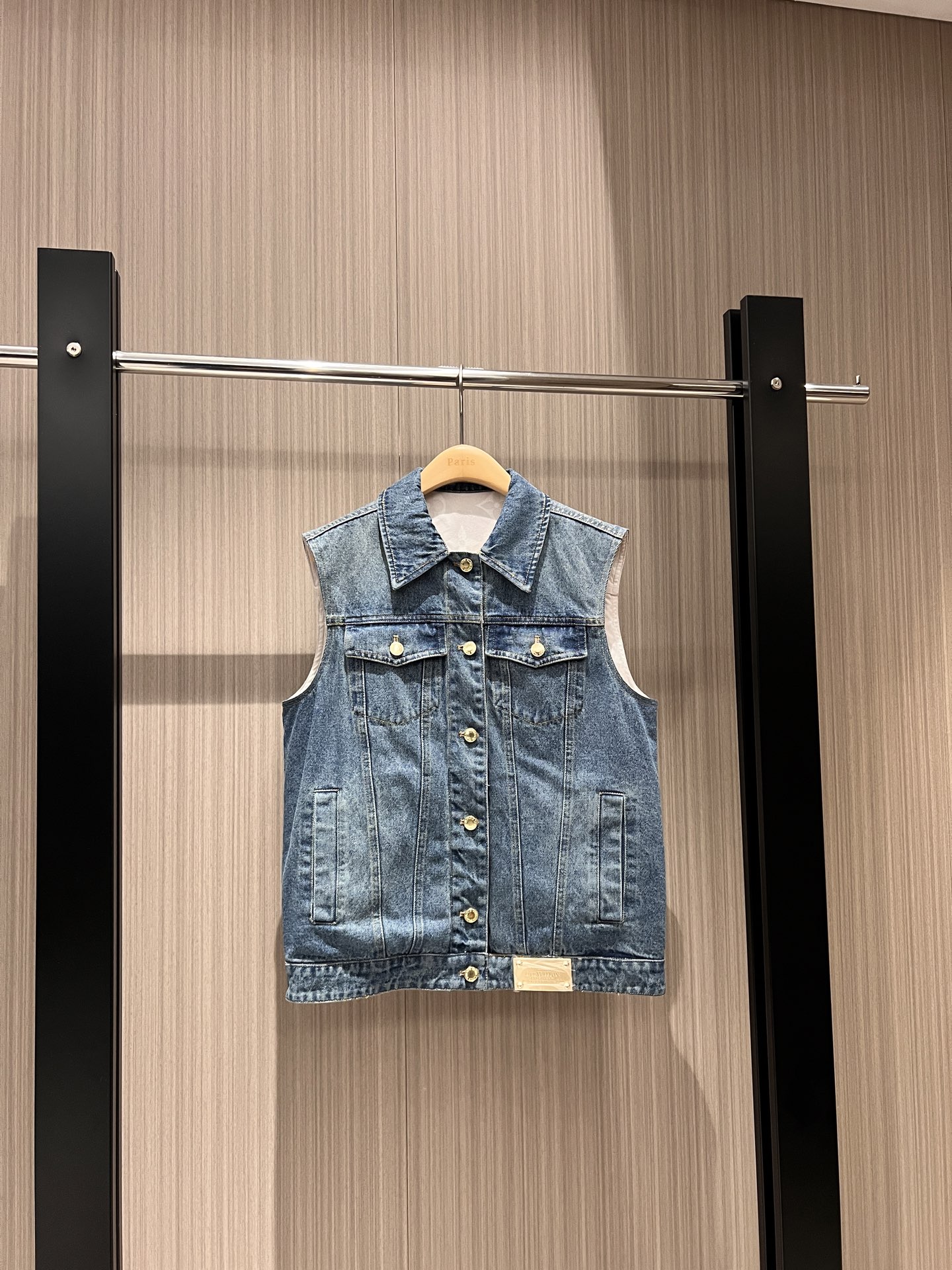 NO:314483,New old-fashioned dark pattern prints on both sides wearing denim vests, loose-fitting hem open-model metal brand decoration, fashionable items, handsome silhouette, essential casual and versatile street photography SML,,alexander wang19860909新款老花暗纹印花两面穿牛仔马甲 宽松版型下摆开模金属牌装饰 时髦单品 廓形帅气 街拍必备休闲百搭 SML,,alexander wang,Women's clothing