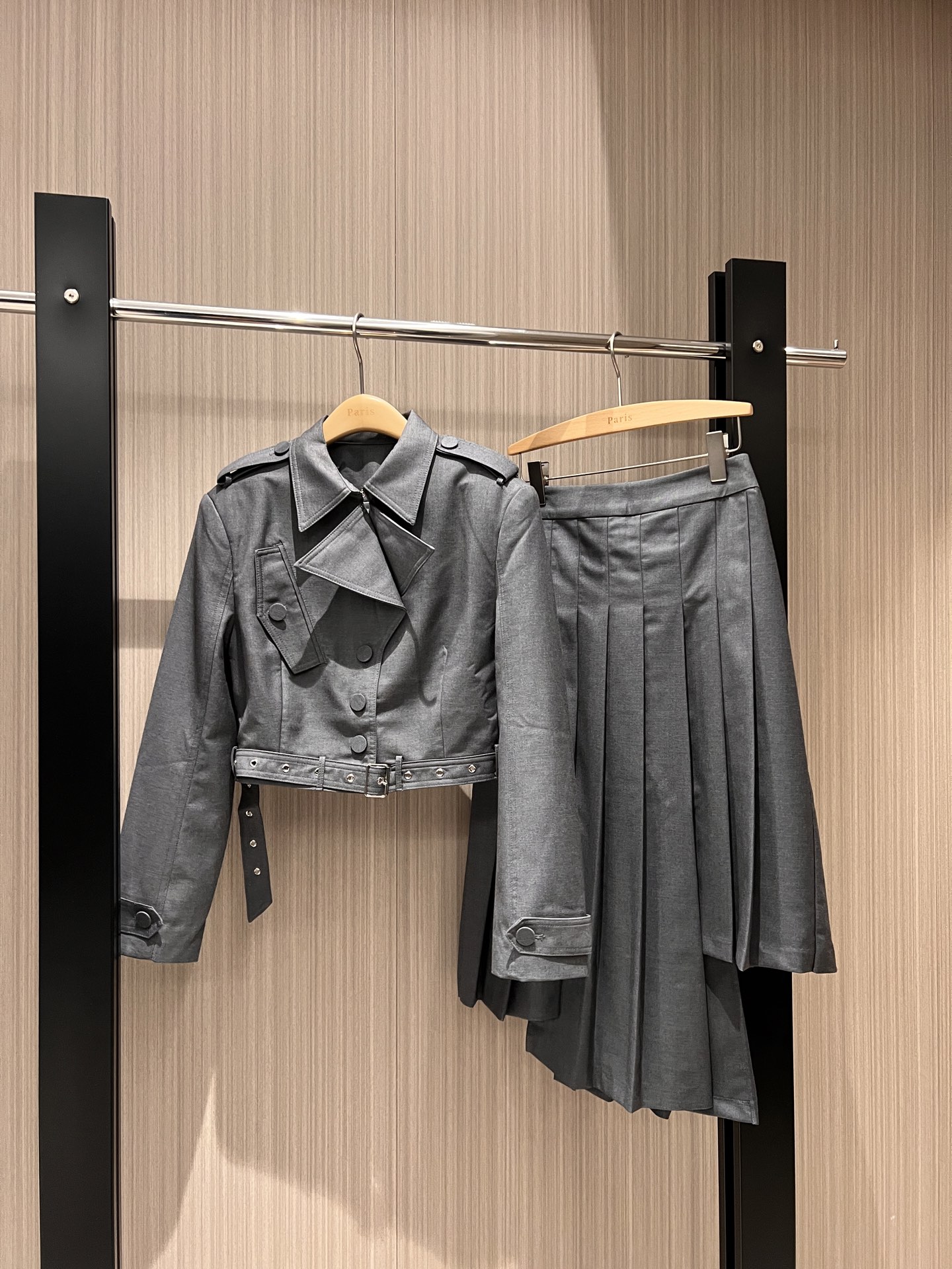 NO:315071,New epaulette irregular short jacket asymmetrical pleated skirt, hem belt decoration handsome sweet and cool embroidered double F logo, high-end gray, fashionable and versatile SML,, skirts, jackets & coats,alexander wang19860909新款肩章不规则短外套不对称百褶半裙 下摆系腰带装饰帅气甜酷 刺绣双F徽标 高级灰 时尚百搭 SML,,skirts,jackets & coats,alexander wang,Women's clothing