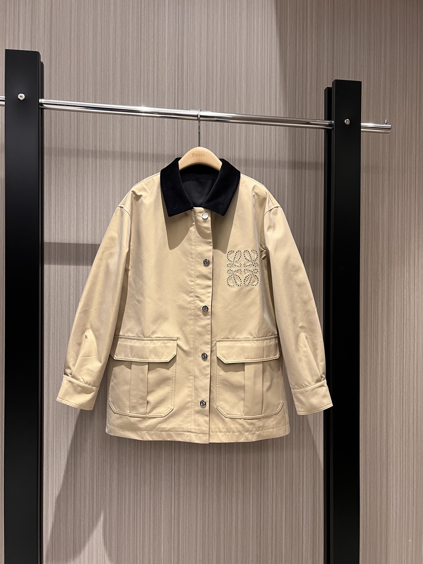 NO:315075,New corduroy collar splicing loose jacket, embroidered hollow logo badge decorative sleeve splicing patch design, loose and casual, age-reducing versatile khaki black SM,, jackets & coats,alexander wang19860909新款灯芯绒衣领拼接宽松外套 刺绣镂空logo徽章装饰袖子拼接补丁设计 宽松随意 减龄百搭卡其黑色 SM,,jackets & coats,alexander wang,Women's clothing