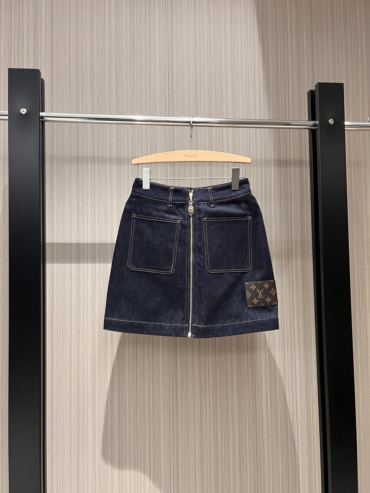 NO:315093,New old-fashioned leather brand decoration, dark blue original denim zipper skirt, fashionable, simple, casual and versatile, hardware accessories, model opening, long legs, essential for age reduction, SML, skirts, alexander wang19860909新款老花皮牌装饰 深蓝原色牛仔拉链半裙 时尚简约休闲百搭 五金配件开模超显大长腿 减龄必备 SML,,skirts,alexander wang,Women's clothing