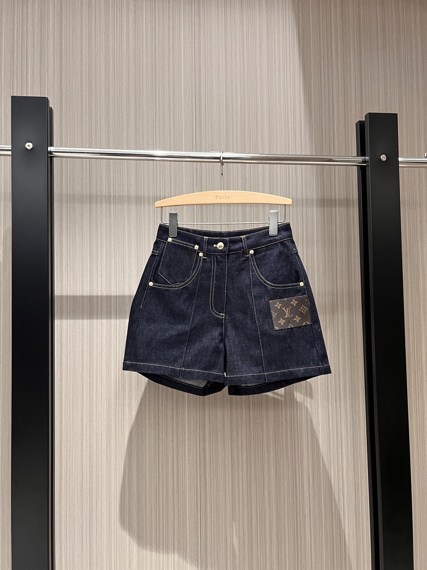NO:315087,New old-fashioned leather brand decoration, dark blue original color denim shorts, fashionable, simple, casual and versatile, hardware accessories, model opening, long legs, essential for age reduction SML, shorts, alexander wang19860909新款老花皮牌装饰 深蓝原色牛仔短裤 时尚简约休闲百搭 五金配件开模超显大长腿 减龄必备 SML,,shorts,alexander wang,Women's clothing