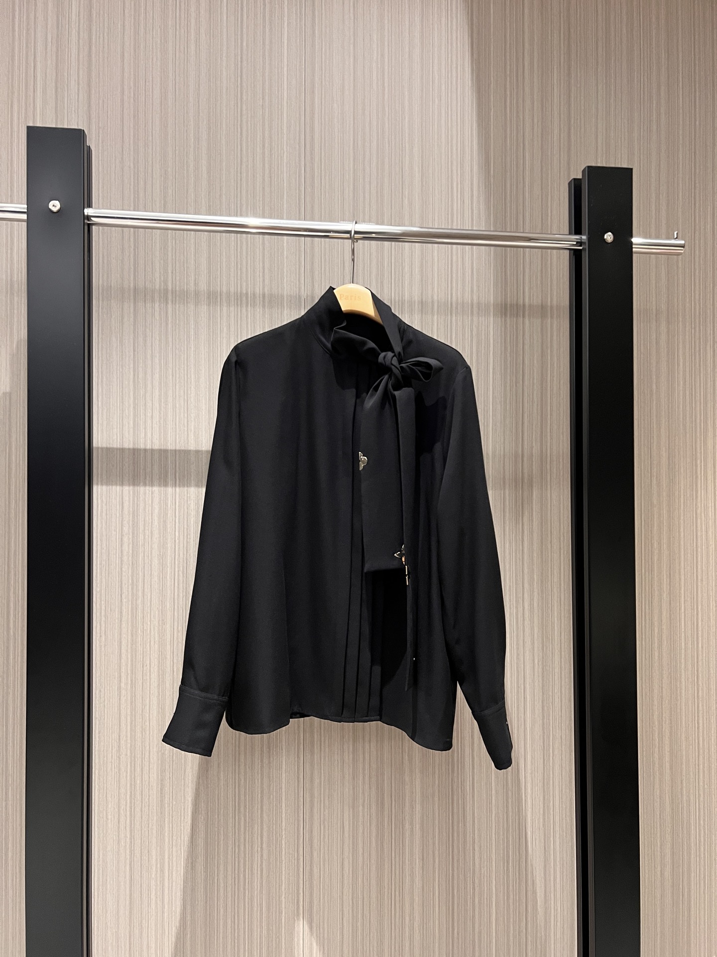 NO:315827,New old-fashioned metal flower sheets decorative stand collar streamer long-sleeved shirt Asymmetrical design mold opening hardware Commuting elegant temperament versatile black orange powder SML, loro piano, alexander wang19860909新款老花金属花片装饰立领飘带打条长袖衬衣 不对称设计开模五金 通勤优雅气质百搭 黑色橘粉 SML,,loro piana,alexander wang,Women's clothing