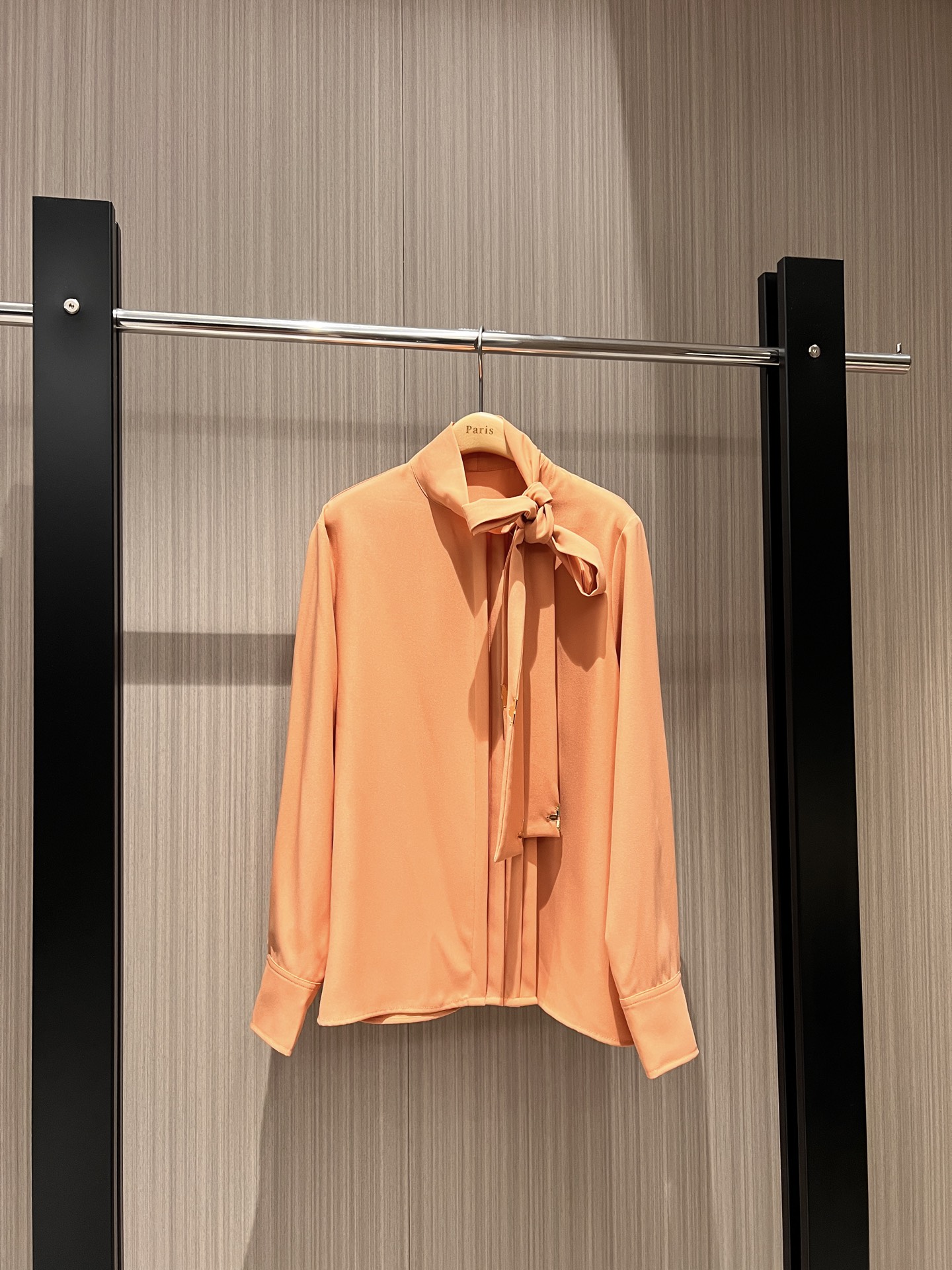NO:315833,New old-fashioned metal flower sheets decorative stand collar streamer long-sleeved shirt, asymmetrical design mold opening hardware, elegant commuting temperament, versatile black orange powder, SML, alexander wang19860909新款老花金属花片装饰立领飘带打条长袖衬衣 不对称设计开模五金 通勤优雅气质百搭 黑色橘粉 SML,,alexander wang,Women's clothing