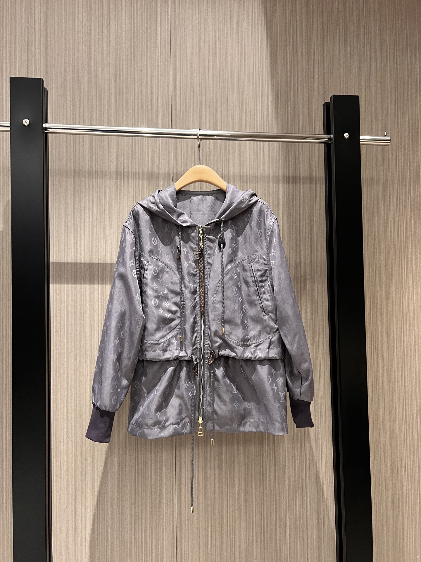 NO:315836,New classic presbyterian hooded drawstring waist trench coat jacquard fabric ribbed cuff waist circumference can be adjusted loose and casual age-reducing versatile gray/abstract SML,,jackets & coats,hats,alexander wang19860909新款经典老花连帽抽绳收腰风衣外套提花面料 罗纹袖口腰围可抽绳调节 宽松休闲 减龄百搭 灰蓝/杏色 SML,,jackets & coats,hats,alexander wang,Women's clothing