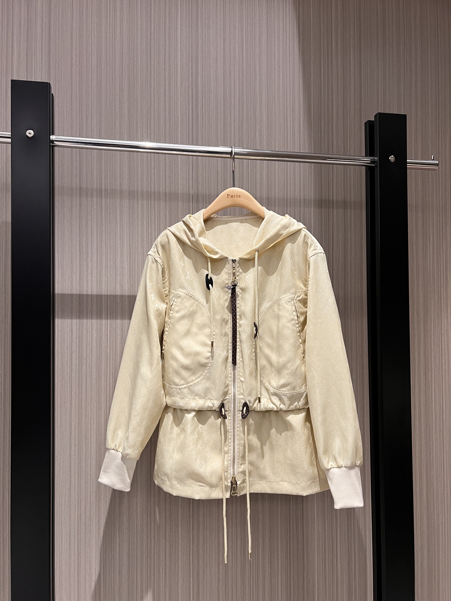 NO:315813,New classic presbyterian hooded drawstring waist trench coat jacquard fabric ribbed cuff waist circumference can be adjusted loose and casual age-reducing versatile gray/abstract SML,,jackets & coats,hats,alexander wang19860909新款经典老花连帽抽绳收腰风衣外套提花面料 罗纹袖口腰围可抽绳调节 宽松休闲 减龄百搭 灰蓝/杏色 SML,,jackets & coats,hats,alexander wang,Women's clothing