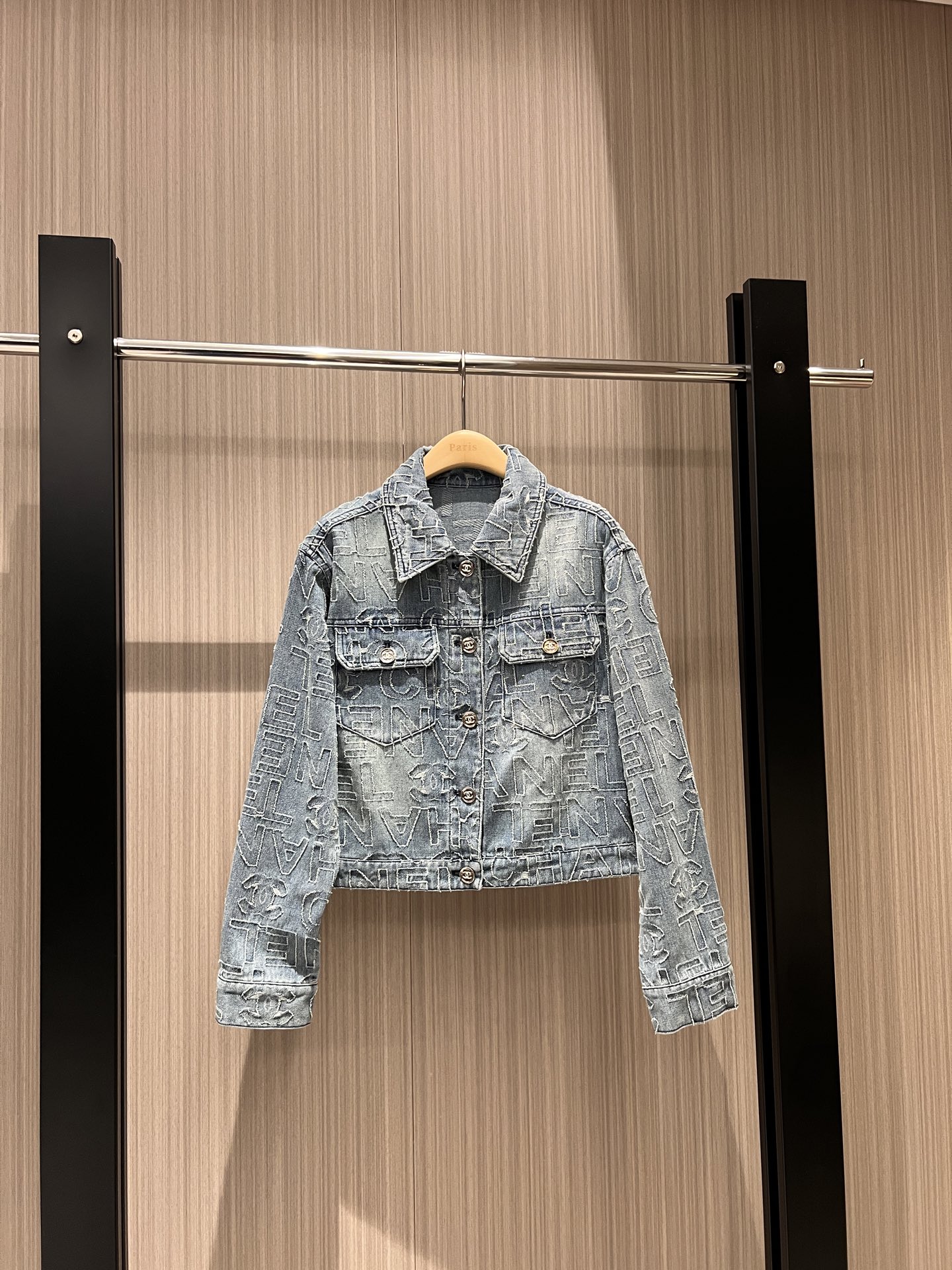 NO:315816,New double C letter logo jacquard denim jacket hardware accessories mold opening sweet and cool versatile, must-have light blue washing water for age reduction SML, jackets & coats, alexander wang19860909新款双C字母logo提花牛仔外套五金配件开模 甜酷百搭 减龄必备浅蓝洗水 SML,,jackets & coats,alexander wang,Women's clothing