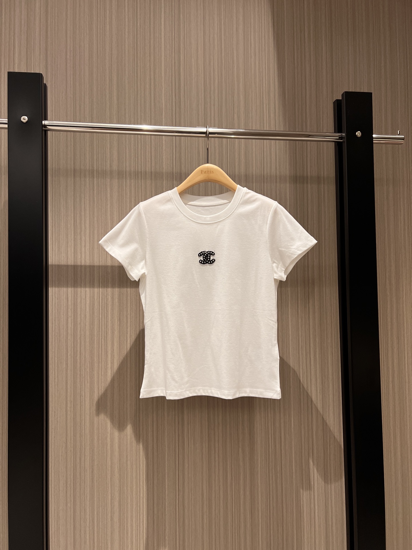 NO:315820,New heavy industry beaded double C small-size T-shirt is handmade and exquisite, slim and versatile, black and white SML, tees, t-shirt, alexander wang19860909新款重工钉珠双C小版型T恤手工精致 修身显瘦减龄百搭 黑白 SML,,tees，t-shirt,alexander wang,Women's clothing