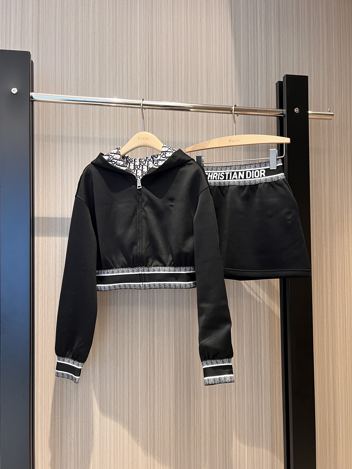 NO:316397,New style of presbyopia inner air cotton set Hooded short waist jacket elastic waist skirt pants Shorts lining not exposed classic logo webbing embroidered bee Casual age-reducing black gray pink SML, skirts, shorts, jackets & coats,hats,alexander wang19860909新款来袭老花内里空气棉套装 连帽短款收腰外套松紧腰裙裤 短裤内衬不走光经典logo织带 刺绣小蜜蜂 休闲减龄 黑色灰色粉色 SML,,skirts,shorts,jackets & coats,hats,alexander wang,Women's clothing