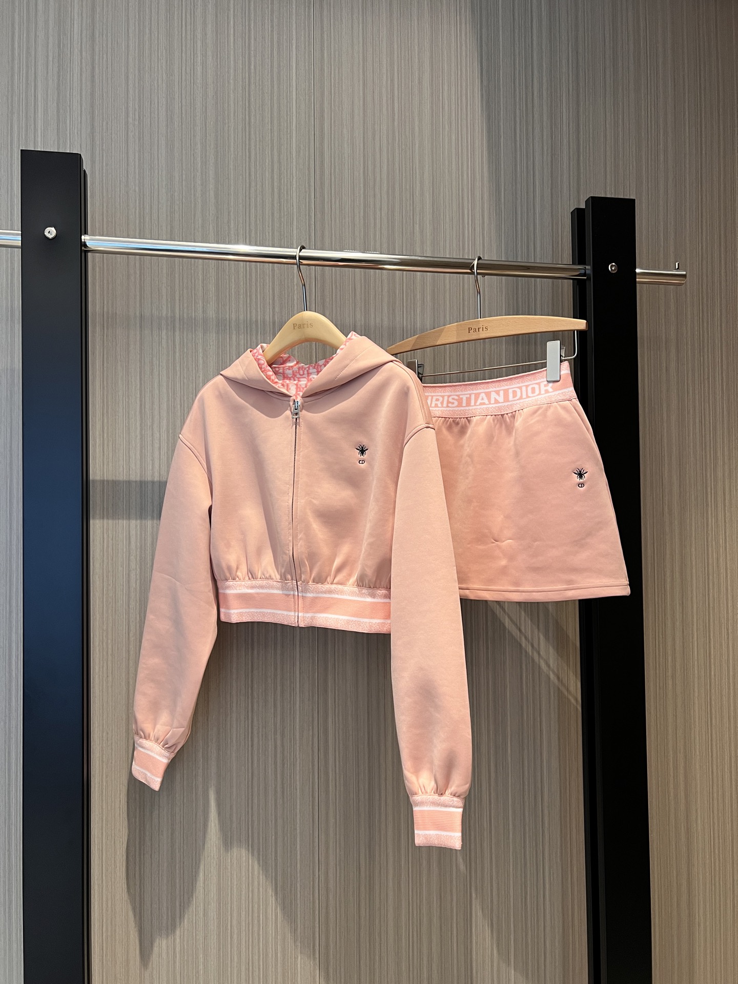 NO:316406,New style of presbyopia inner air cotton set Hooded short waist jacket elastic waist skirt pants Shorts lining not exposed classic logo webbing embroidered bee Casual age-reducing black gray pink SML, skirts, shorts, jackets & coats,hats,alexander wang19860909新款来袭老花内里空气棉套装 连帽短款收腰外套松紧腰裙裤 短裤内衬不走光经典logo织带 刺绣小蜜蜂 休闲减龄 黑色灰色粉色 SML,,skirts,shorts,jackets & coats,hats,alexander wang,Women's clothing