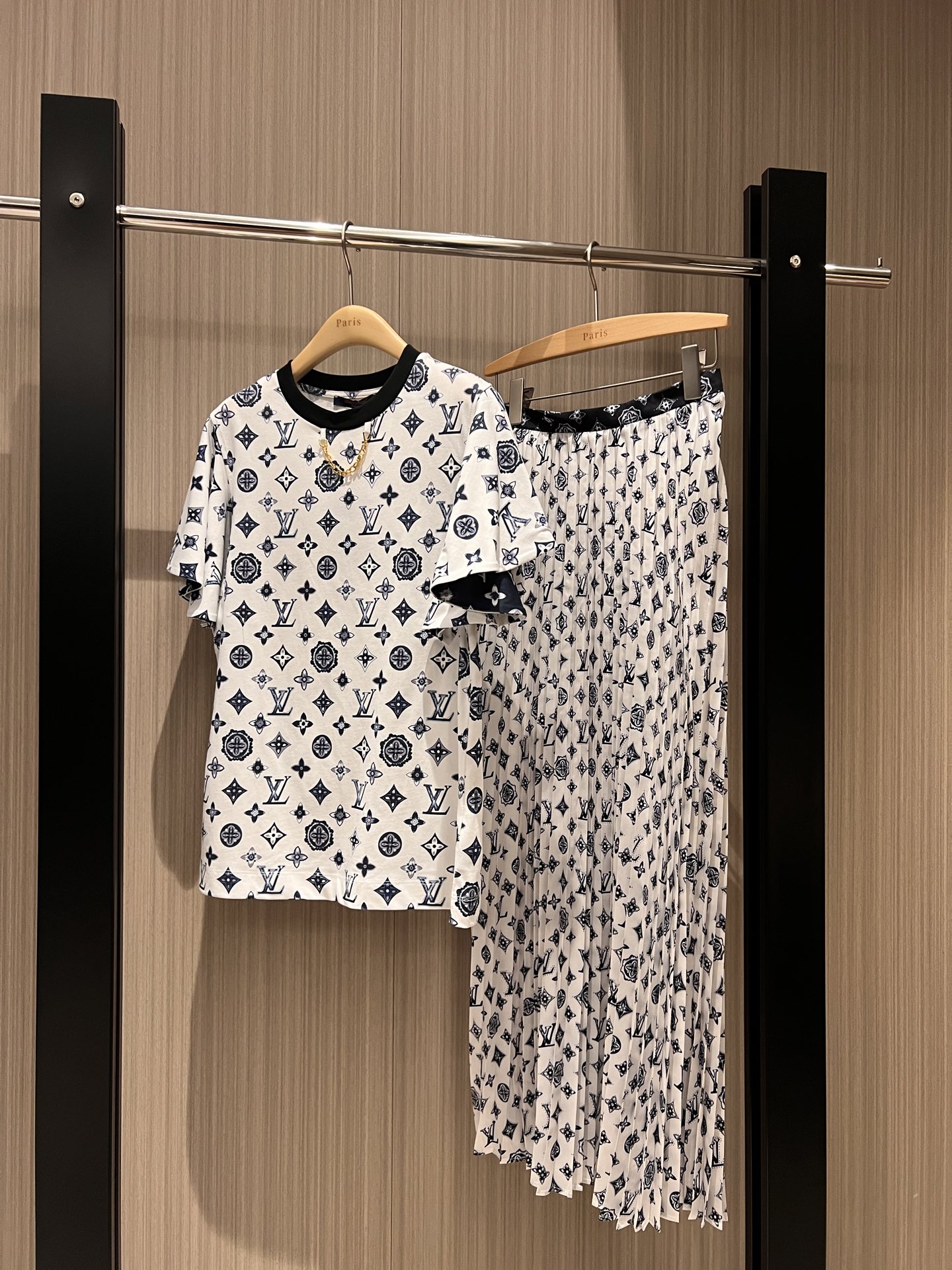 NO:316419,T-shirts New color-blocked retro old flower chain T-shirt color-blocked pleated skirt Lotus leaf sleeve design temperament age-reducing elegance and versatility SML, skirts,tees, t-shirt,alexander wang19860909T恤 半裙新款拼色复古老花链条T恤拼色百褶半裙 荷叶袖设计气质减龄 优雅百搭 SML,,skirts,tees，t-shirt,alexander wang,Women's clothing