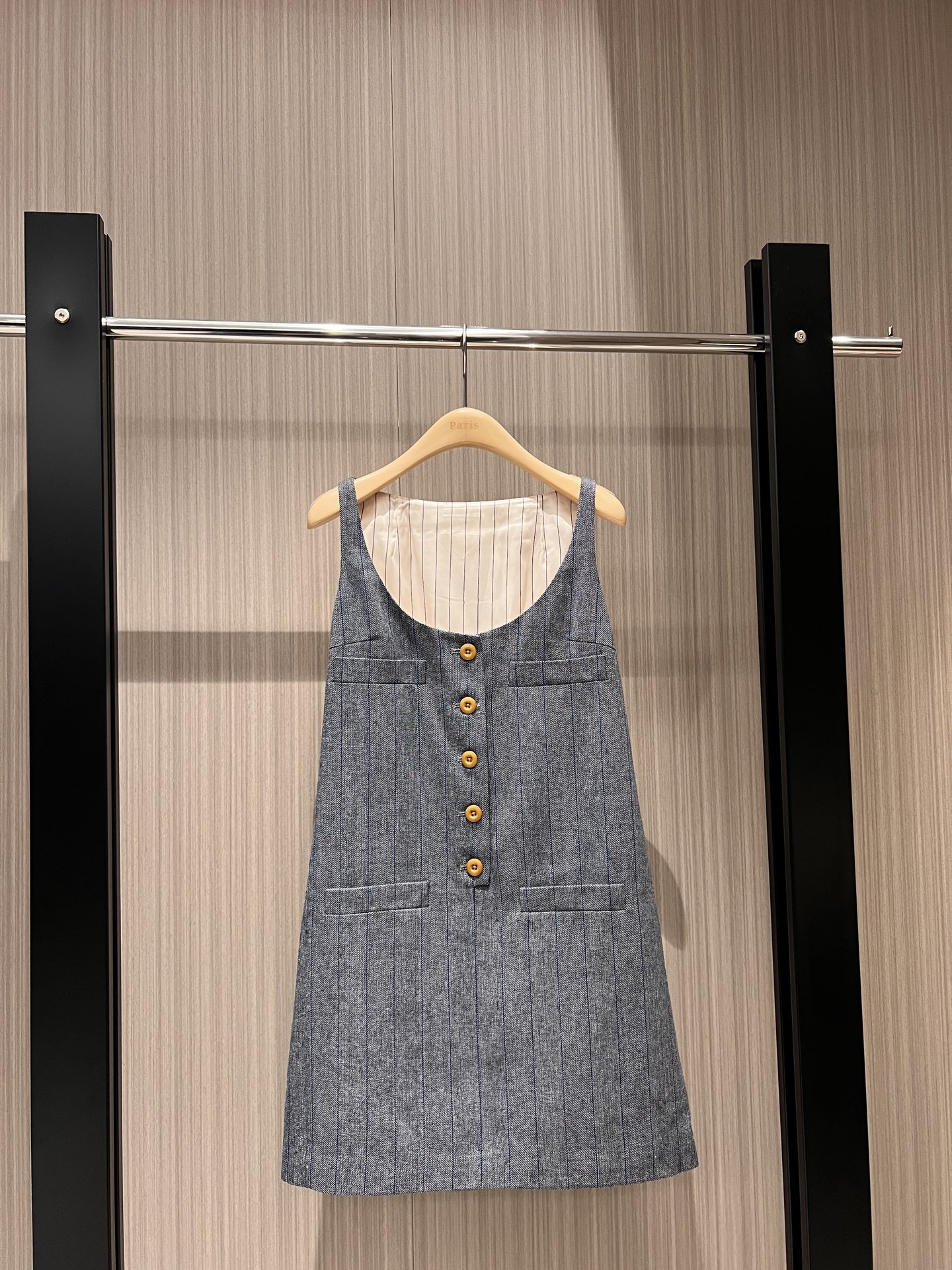 NO:316903,New old money style retro gray striped vest skirt doll A-line belt adjustable belt patch patch back patch triangular logo casual age-reducing layered single wear can be worn same suit SM, skirts, business suit, alexander wang19860909新款老钱风 复古灰色条纹背心裙 娃娃A字版型腰带可调带 背后贴布三角徽标休闲减龄 叠穿单穿 可搭同款西装 SM,,skirts,business suit,alexander wang,Women's clothing