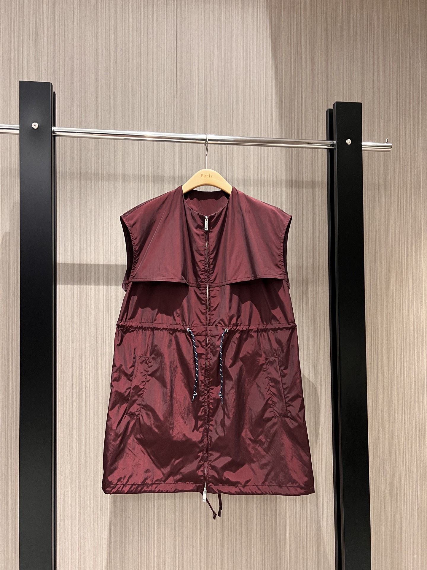 NO:316891,New Encore red round neck nylon vest windbreaker drawstring waist, classic triangle logo decoration on the back, loose and casual, age-reducing versatile, exterior dressing, SML, skirts, alexander wang19860909新款安可拉红圆领尼龙马甲风衣抽绳收腰 后背经典三角徽标装饰 宽松休闲 减龄百搭作外搭作裙子都可 SML,,skirts,alexander wang,Women's clothing
