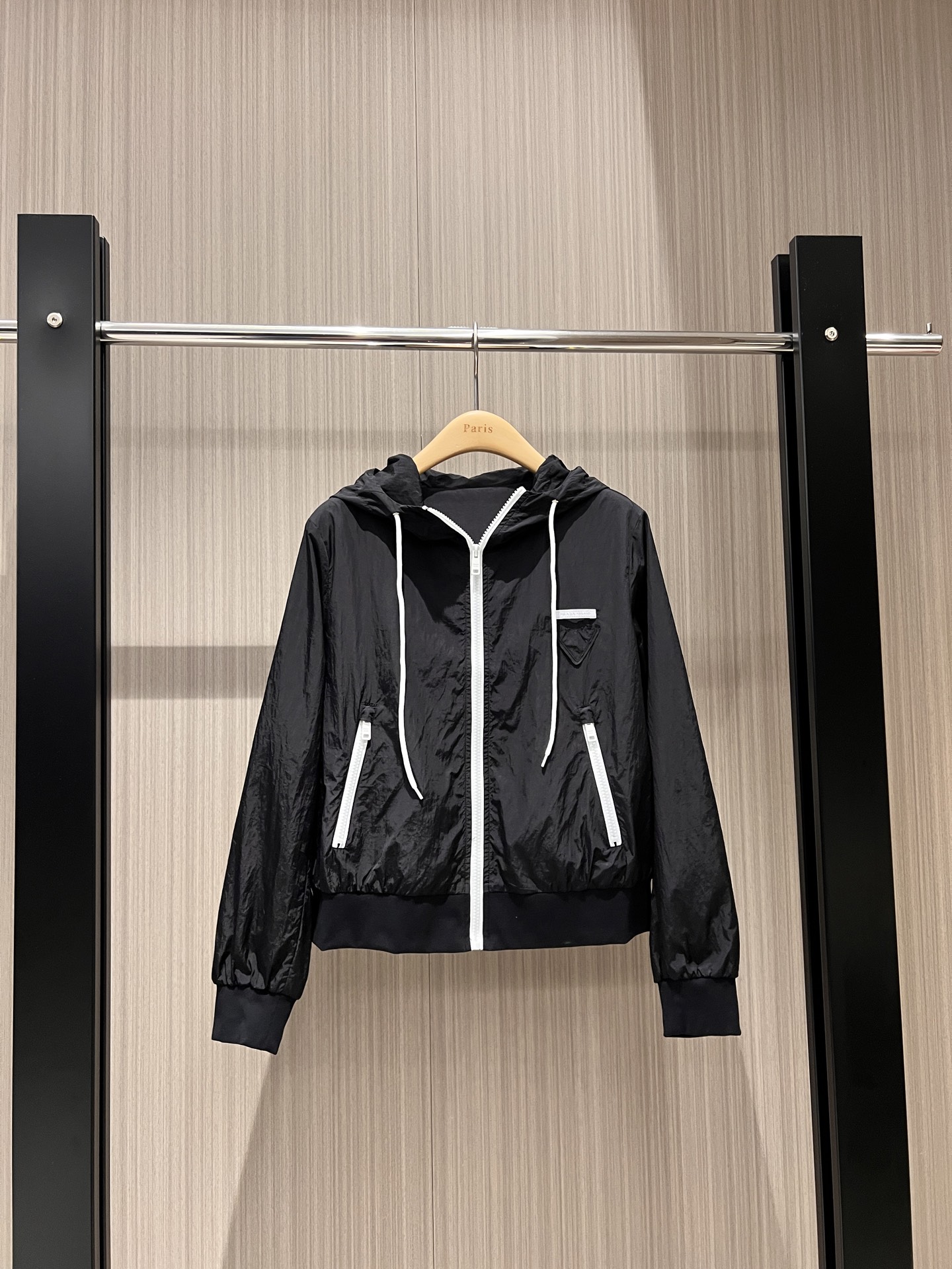 NO:316882,New hooded nylon fabric sports jacket Ribbed cuff hem waist and chest patch triangular logo Simple and casual Age-reducing versatile black encore S-XL,,jackets & coats,hats,alexander wang19860909新款连帽尼龙面料运动外套 罗纹袖口下摆收腰胸前贴布三角徽标 简单休闲 减龄百搭黑色安可拉红 S-XL,,jackets & coats,hats,alexander wang,Women's clothing