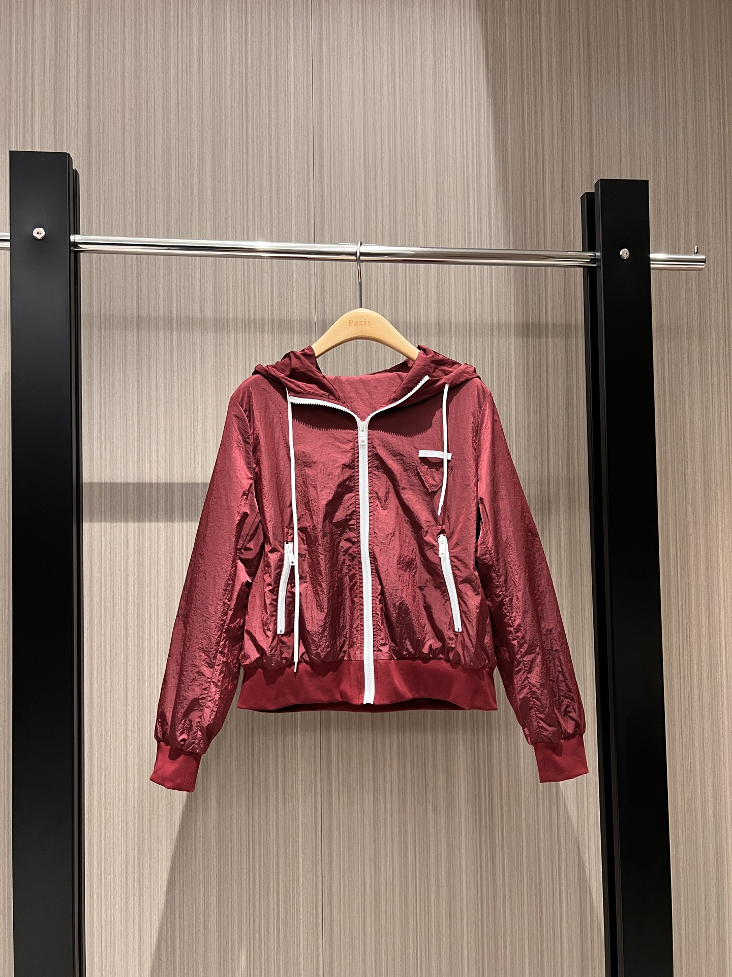 NO:316885,New hooded nylon fabric sports jacket Ribbed cuff hem waist and chest patch triangular logo Simple and casual Age-reducing versatile black encore S-XL,,jackets & coats,hats,alexander wang19860909新款连帽尼龙面料运动外套 罗纹袖口下摆收腰胸前贴布三角徽标 简单休闲 减龄百搭黑色安可拉红 S-XL,,jackets & coats,hats,alexander wang,Women's clothing