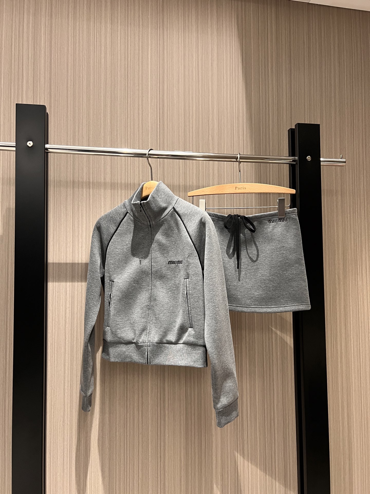 NO:316874,The same style of the new Zhao Jinmai Miu Li Miu casual suit college style stand collar sports jacket low waist skirt can be matched with leggings layered, embroidered logo letters fashionable age-reducing sports versatile brown gray SML,,miumiu, skirts, jackets & coats,alexander wang19860909新款赵今麦同款 miu里miu气休闲套装学院风 立领运动外套低腰半裙 可自行搭配打底裤叠穿 刺绣logo字母时尚减龄 运动百搭 咖色灰色 SML,,miumiu,skirts,jackets & coats,alexander wang,Women's clothing