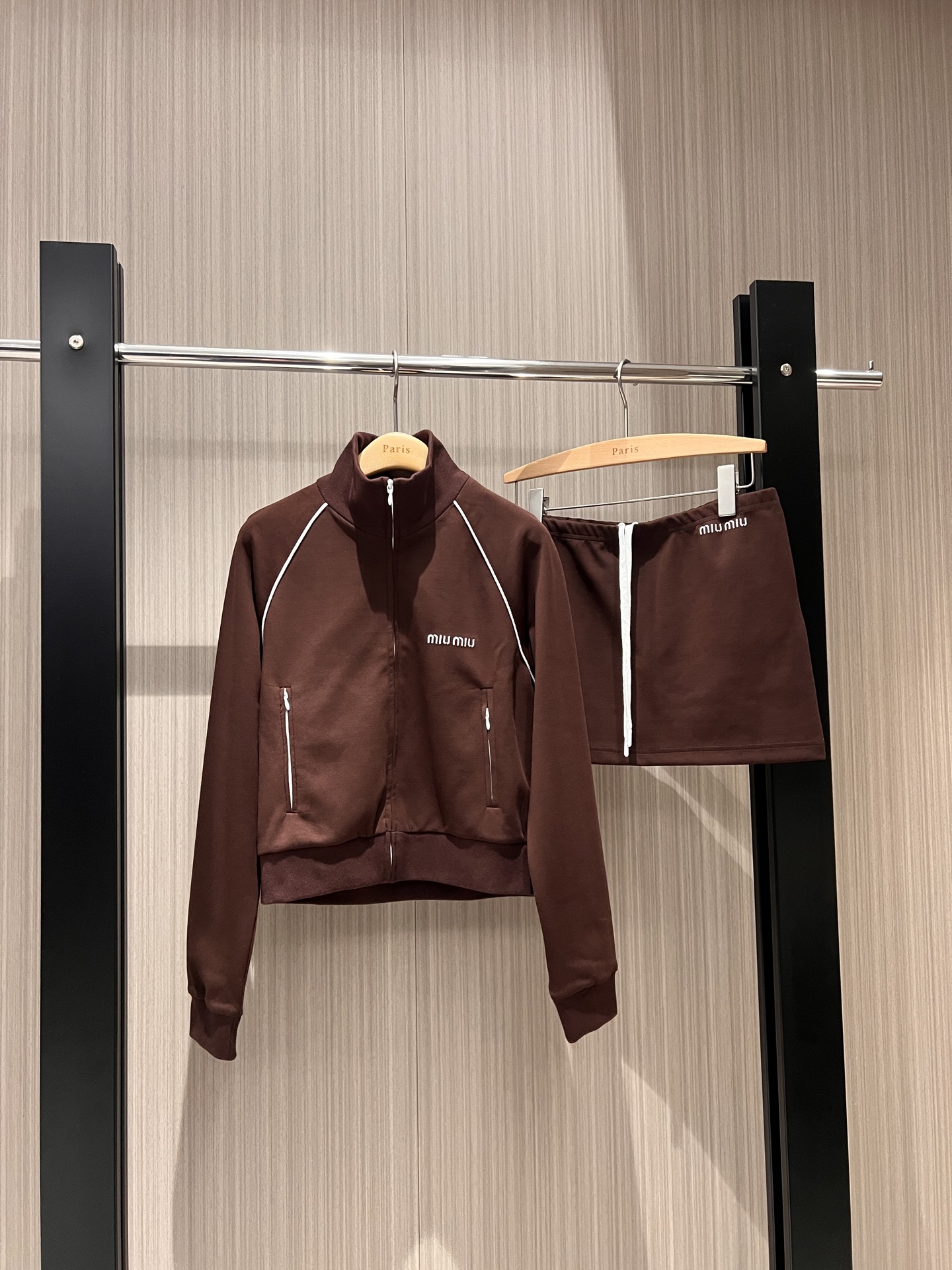 NO:316878,The same style of the new Zhao Jinmai Miu Li Miu casual suit college style stand collar sports jacket low waist skirt can be matched with leggings layered, embroidered logo letters fashionable age-reducing sports versatile brown gray SML,,miumiu, skirts, jackets & coats,alexander wang19860909新款赵今麦同款 miu里miu气休闲套装学院风 立领运动外套低腰半裙 可自行搭配打底裤叠穿 刺绣logo字母时尚减龄 运动百搭 咖色灰色 SML,,miumiu,skirts,jackets & coats,alexander wang,Women's clothing