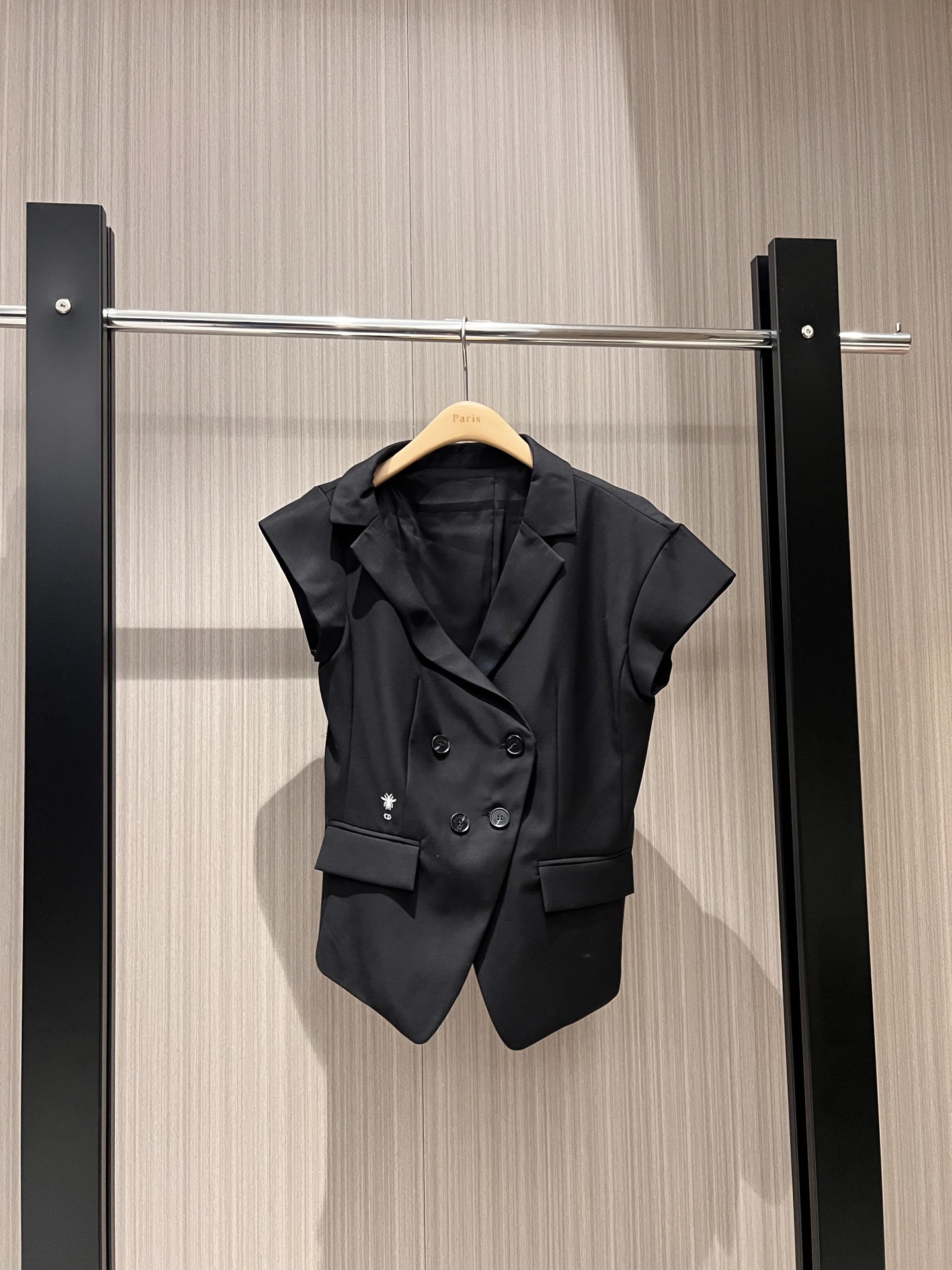 NO:316877,New style is coming to the show, asymmetrical sleeve design waist-hugging short-sleeved suit, double-breasted irregular hem classic embroidery CD bee, off-shoulder and slim temperament, fashionable and versatile, black and white SML, T-shirt, business suit, alexander wang19860909新款来袭走秀 不对称袖设计收腰短袖西装 双排扣不规则下摆经典刺绣CD小蜜蜂 露肩小心机气质修身 时尚百搭 黑色白色 SML,,T-shirt,business suit,alexander wang,Women's clothing