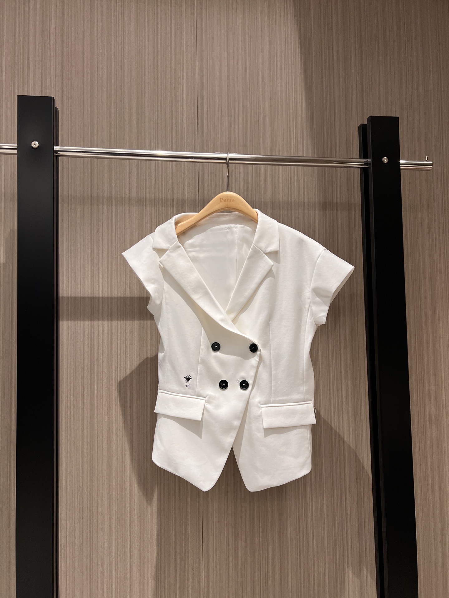 NO:316873,New style is coming to the show, asymmetrical sleeve design waist-hugging short-sleeved suit, double-breasted irregular hem classic embroidery CD bee, off-shoulder and slim temperament, fashionable and versatile, black and white SML, T-shirt, business suit, alexander wang19860909新款来袭走秀 不对称袖设计收腰短袖西装 双排扣不规则下摆经典刺绣CD小蜜蜂 露肩小心机气质修身 时尚百搭 黑色白色 SML,,T-shirt,business suit,alexander wang,Women's clothing