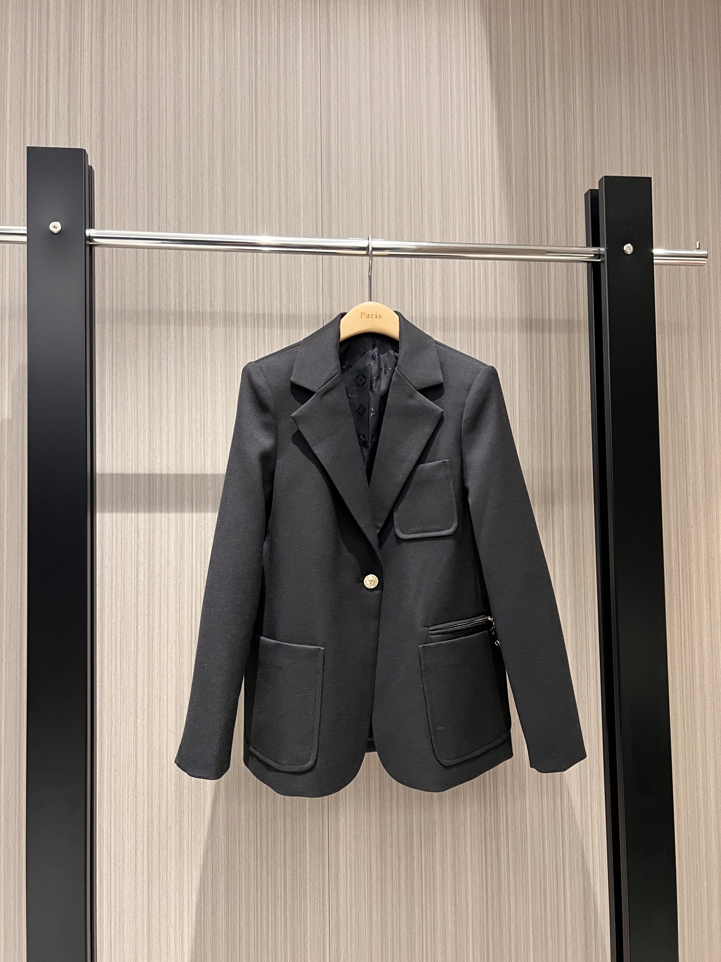 NO:306820,New single button three-pocket suit jacket, mold opening logo logo gold buckle, three-dimensional tailoring, slim fitted presbyterian lining, capable and neat, commuting versatile, black and white SM,, jackets & coats, business suit, alexander wang19860909新款单扣三口袋西装外套 开模logo标志金扣 立体剪裁 修身版型老花内衬 干练利落 通勤百搭 黑色白色 SM,,jackets & coats,business suit,alexander wang,Women's clothing