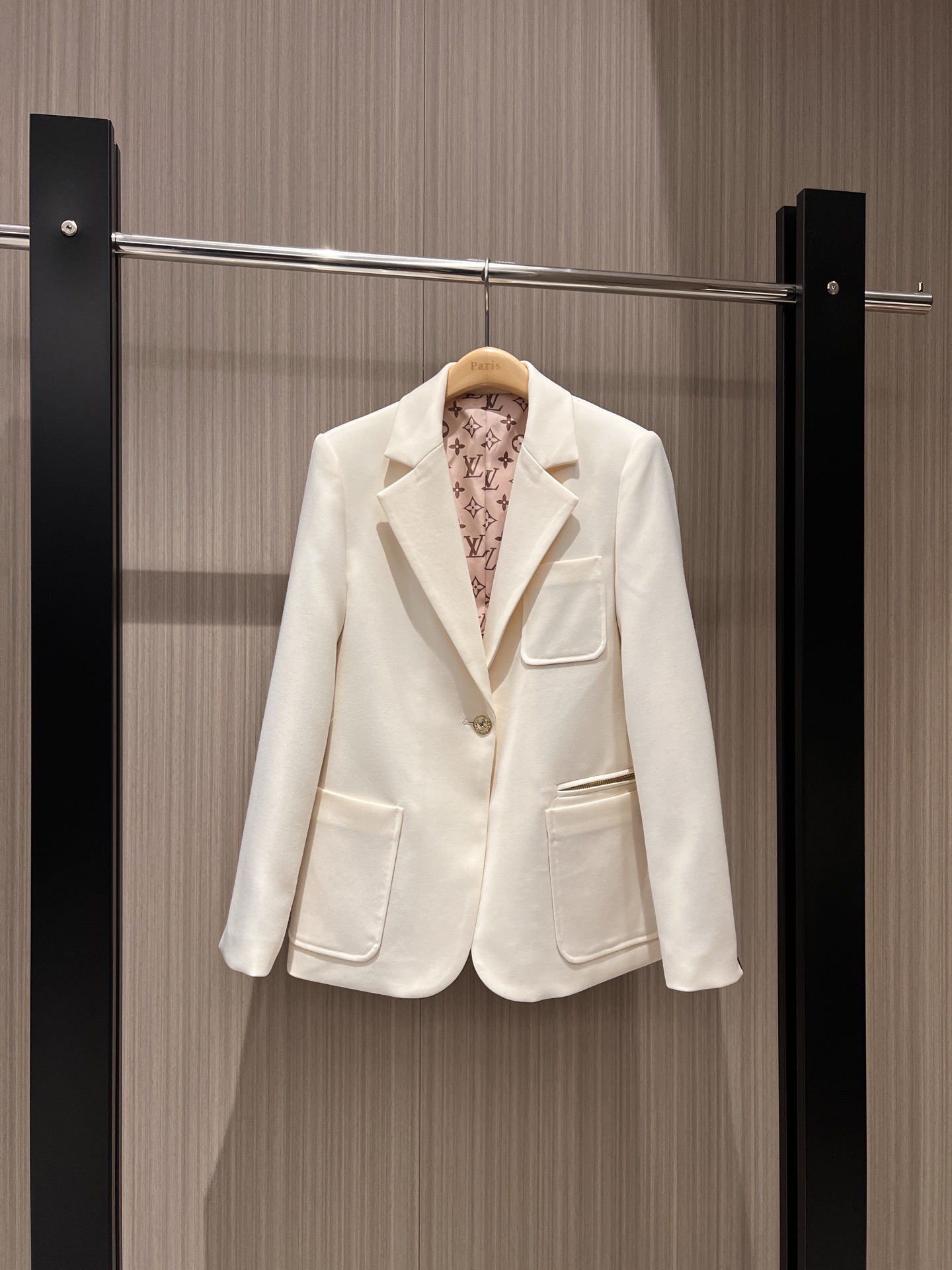 NO:306797,New single button three-pocket suit jacket, mold opening logo logo gold buckle, three-dimensional tailoring, slim fitted presbyterian lining, capable and neat, commuting versatile, black and white SM,, jackets & coats, business suit, alexander wang19860909新款单扣三口袋西装外套 开模logo标志金扣 立体剪裁 修身版型老花内衬 干练利落 通勤百搭 黑色白色 SM,,jackets & coats,business suit,alexander wang,Women's clothing