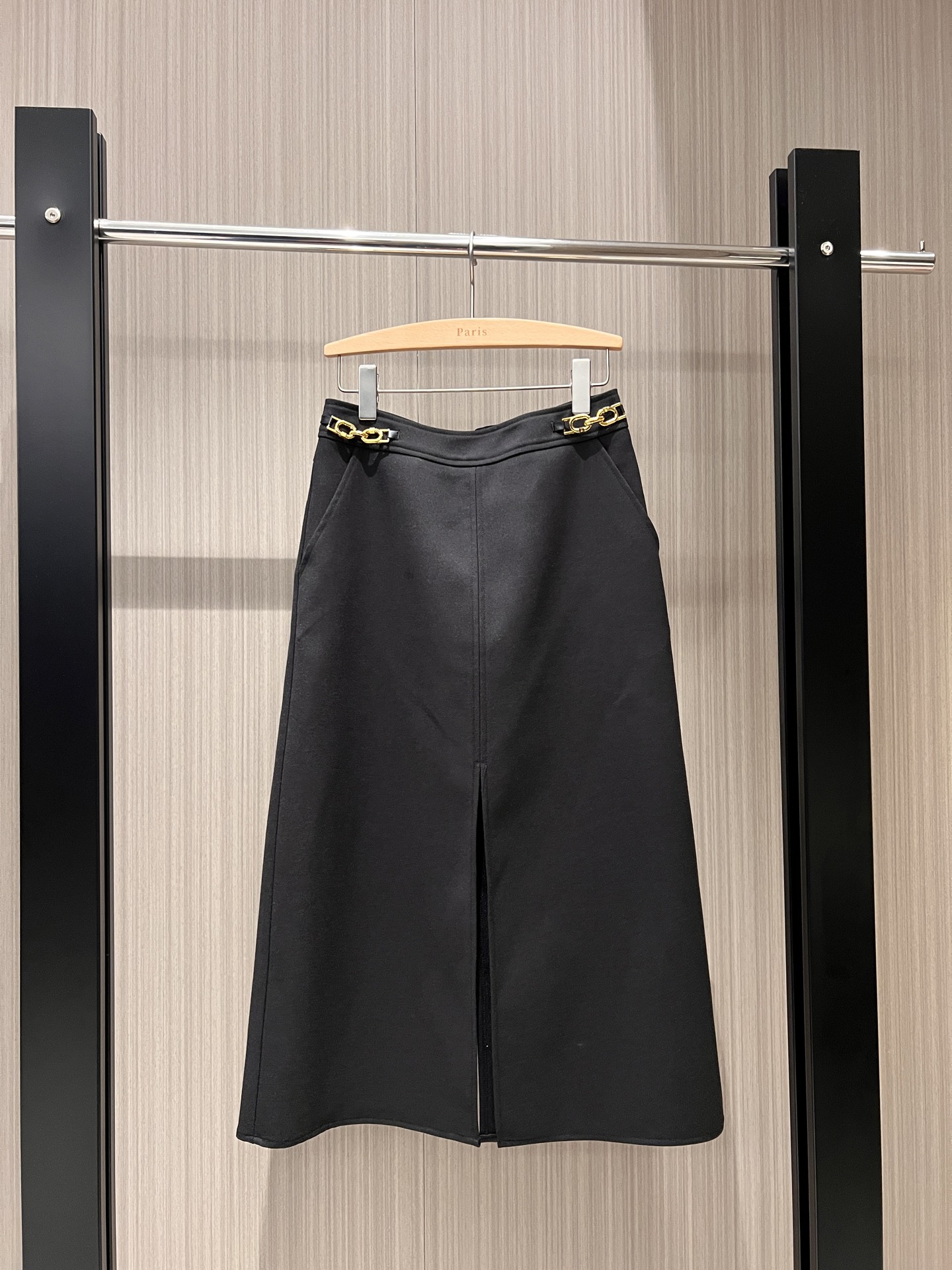 NO:306803,New chain decorative slit skirt, front and rear slit design hardware accessories mold opening, both sides of pockets are elegant and fashionable, commuting versatile, black and white SML, skirts, alexander wang19860909新款链条装饰开叉半裙 前后开叉设计五金配件开模 两侧口袋优雅时尚 通勤百搭 黑色白色 SML,,skirts,alexander wang,Women's clothing