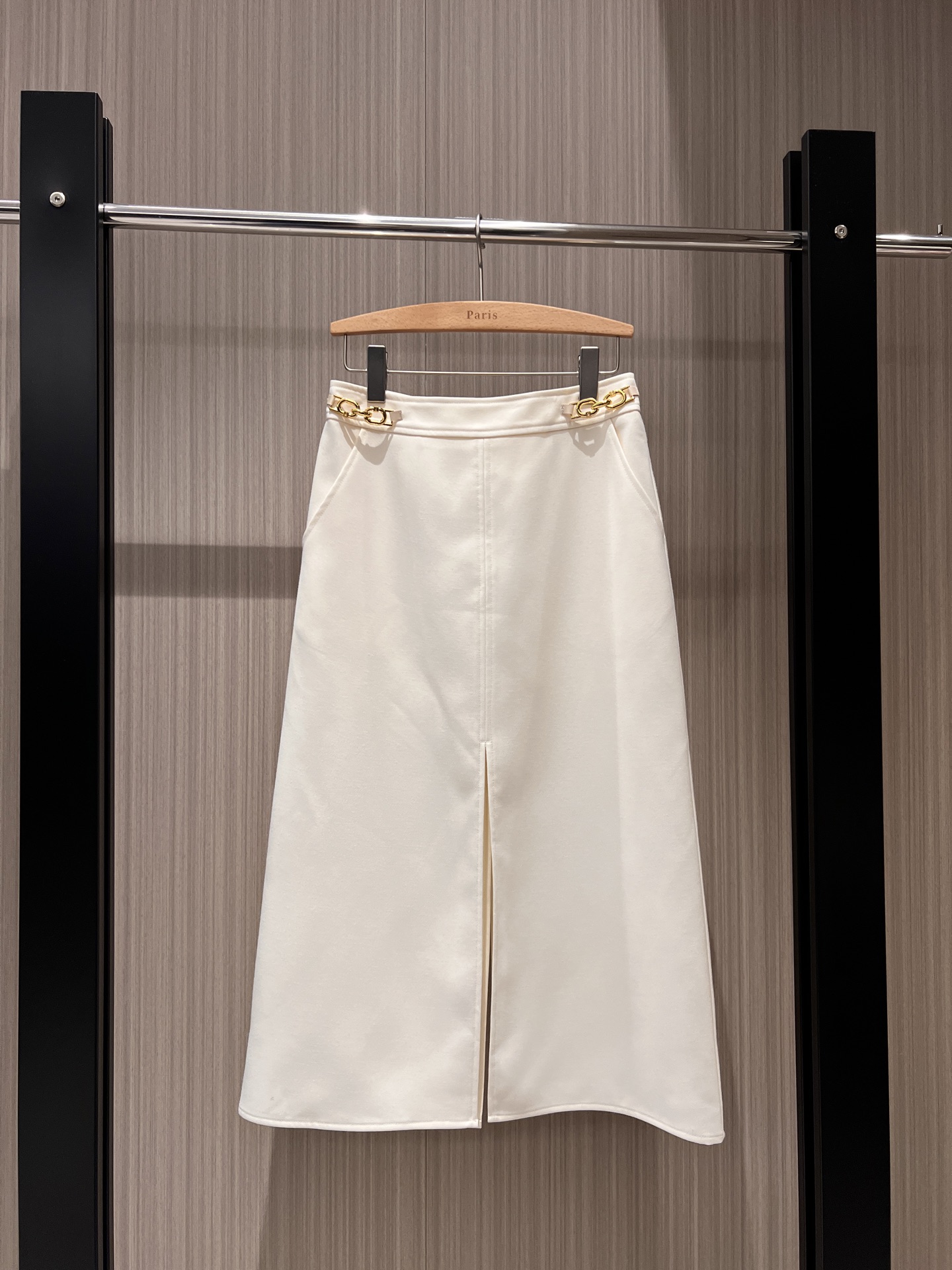 NO:306809,New chain decorative slit skirt, front and rear slit design hardware accessories mold opening, both sides of pockets are elegant and fashionable, commuting versatile, black and white SML, skirts, alexander wang19860909新款链条装饰开叉半裙 前后开叉设计五金配件开模 两侧口袋优雅时尚 通勤百搭 黑色白色 SML,,skirts,alexander wang,Women's clothing