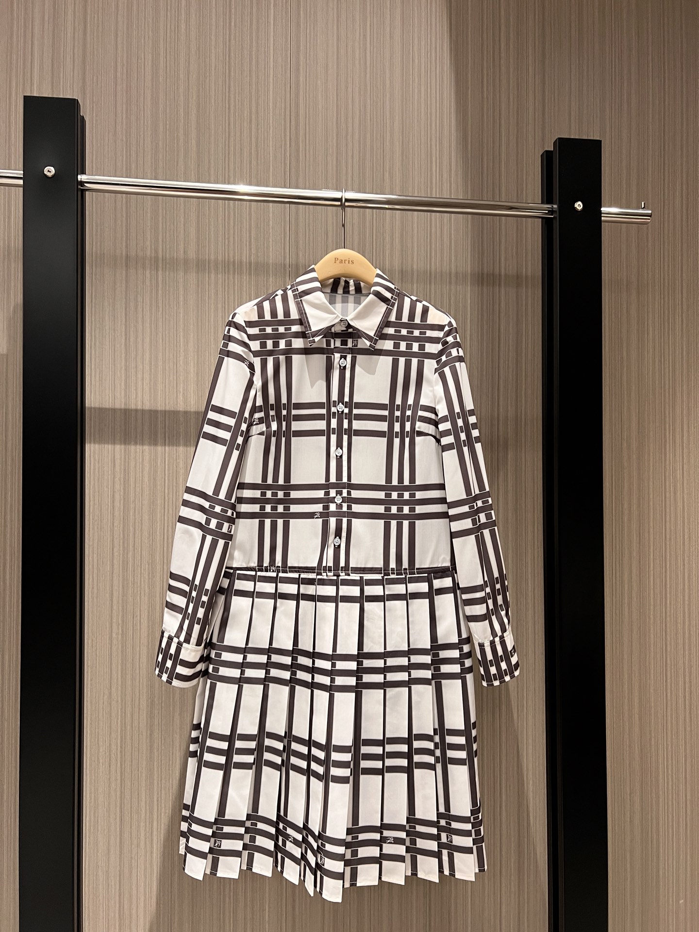 NO:306815,New retro plaid pleated long-sleeved dress with shirt collar open design College style A-line style small logo of war horses, celebrity temperament, elegant and intellectual, age-reducing and not picky SM, skirts, alexander wang19860909新款复古格纹拼接百褶长袖连衣裙 衬衣领开襟设计 学院风A字版型战马小logo 名媛气质 优雅知性 减龄不挑人SM,,skirts,alexander wang,Women's clothing