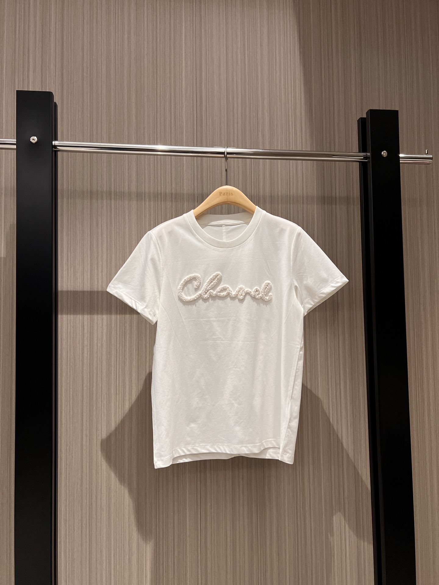 NO:306825,New heavy industry three-dimensional rough embroidered beaded logo letter T-shirt exquisite and simple, fashionable and casual, elegant and versatile white SML, tees, t-shirt, alexander wang19860909新款重工立体粗绣钉珠logo字母T恤精致简约 时尚休闲 气质百搭咖色白色 SML,,tees，t-shirt,alexander wang,Women's clothing