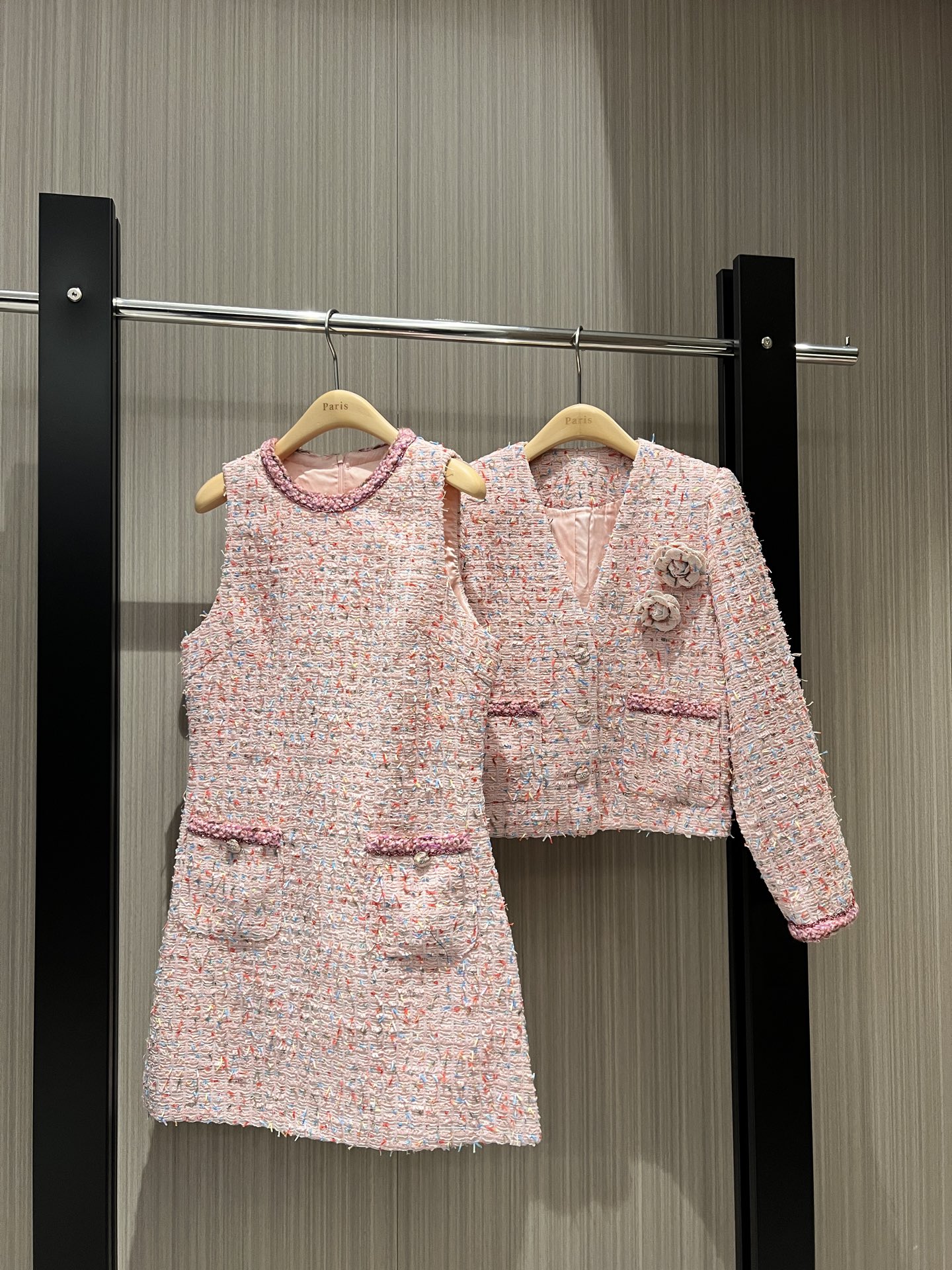 NO:307350,Jacket skirt three-dimensional camellia brooch sleeveless vest dress V-neck short jacket Pink tweed tassel fabric Hand-woven collar splicing decoration Side pockets Simple commuting Temperament age-reducing SML, skirts, jackets & coats, brooch, breastpin, alexander wang19860909外套裙款立体山茶花胸针装饰无袖背心连衣裙V领短款外套 粉色粗花呢流苏面料 手工编织领拼接装饰 两侧口袋 简约通勤 气质减龄 SML,,skirts,jackets & coats,brooch，breastpin,alexander wang,Women's clothing