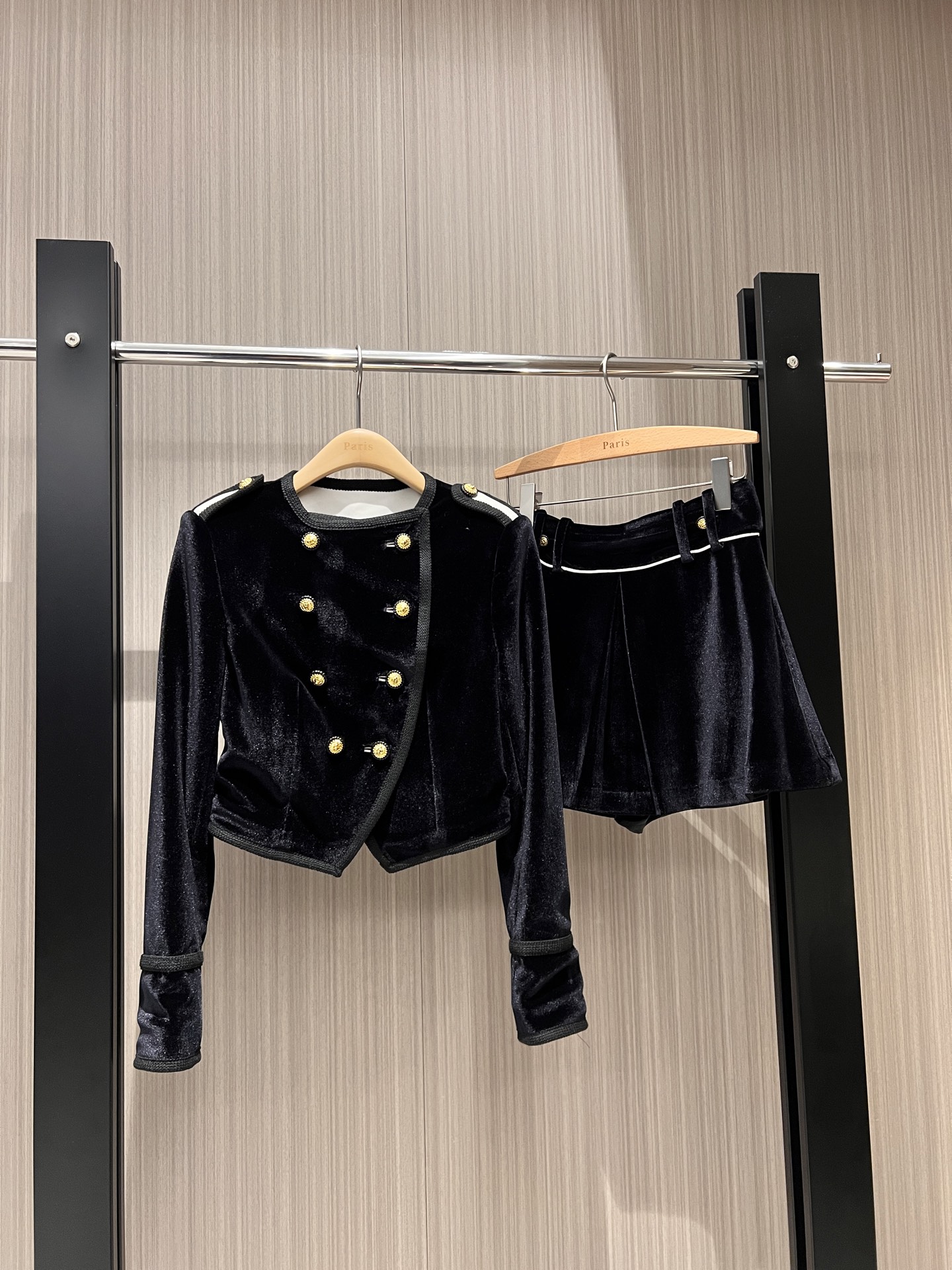 NO:307344,New double-breasted eavesque decoration velvet suit, round neck tie-edge design short jacket velvet skirt, lined shorts, classic lion gold buckle, celebrity temperament, elegant age-reducing SML,, skirts, shorts, jackets & coats, alexander wang19860909新款双排扣肩章装饰丝绒套装 圆领捆边设计短款外套丝绒半裙 内衬短裤 经典狮子金扣 名媛气质 优雅减龄 SML,,skirts,shorts,jackets & coats,alexander wang,Women's clothing