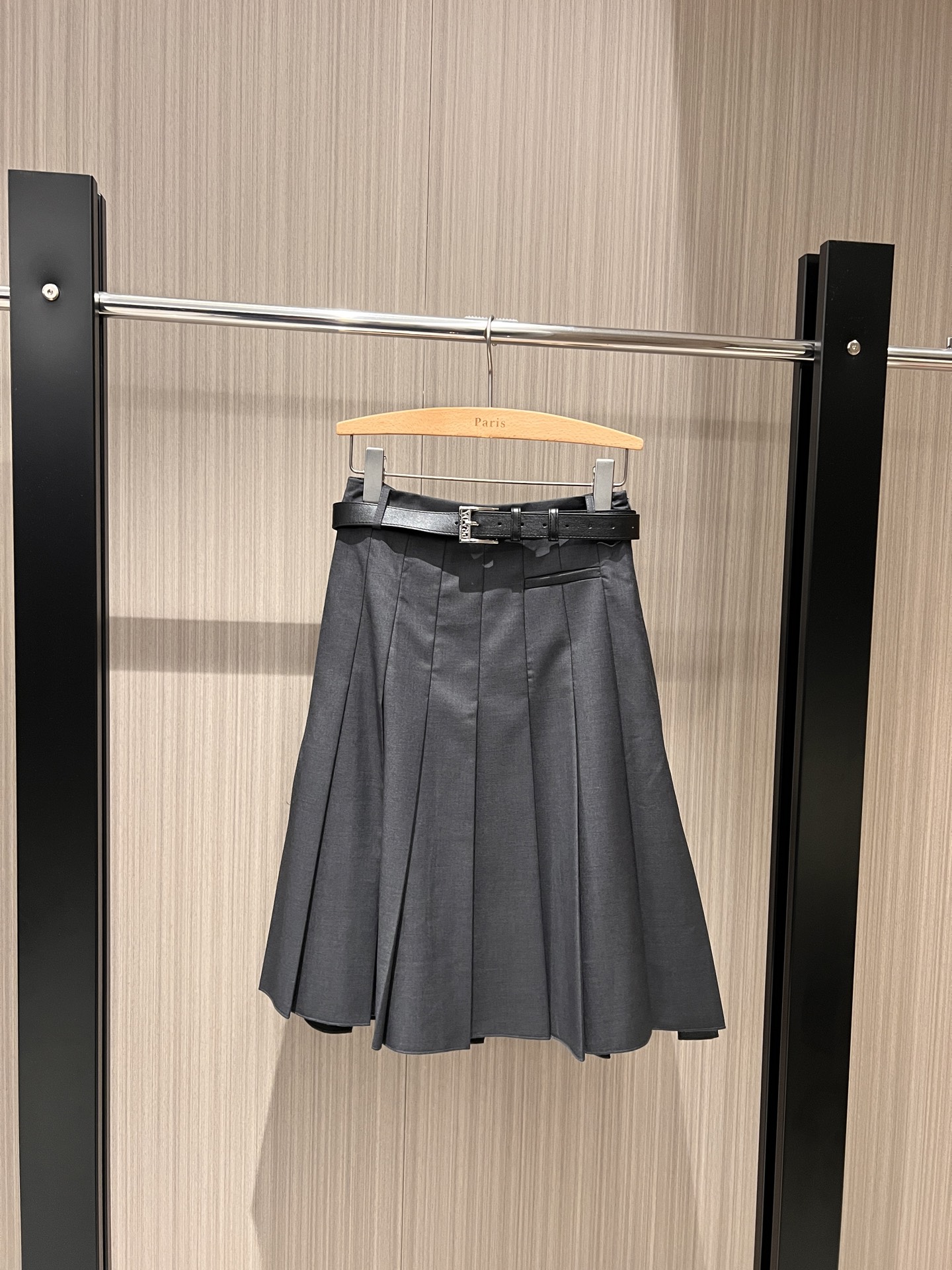 NO:307358,New letter logo belt decorative pleated skirt mid-skirt style simple and fashionable age-reducing versatile gray black S-,,skirts,alexander wang19860909新款字母logo腰带装饰百褶半裙中裙学院风 简单时尚 减龄百搭灰色黑色 S-,,skirts,alexander wang,Women's clothing