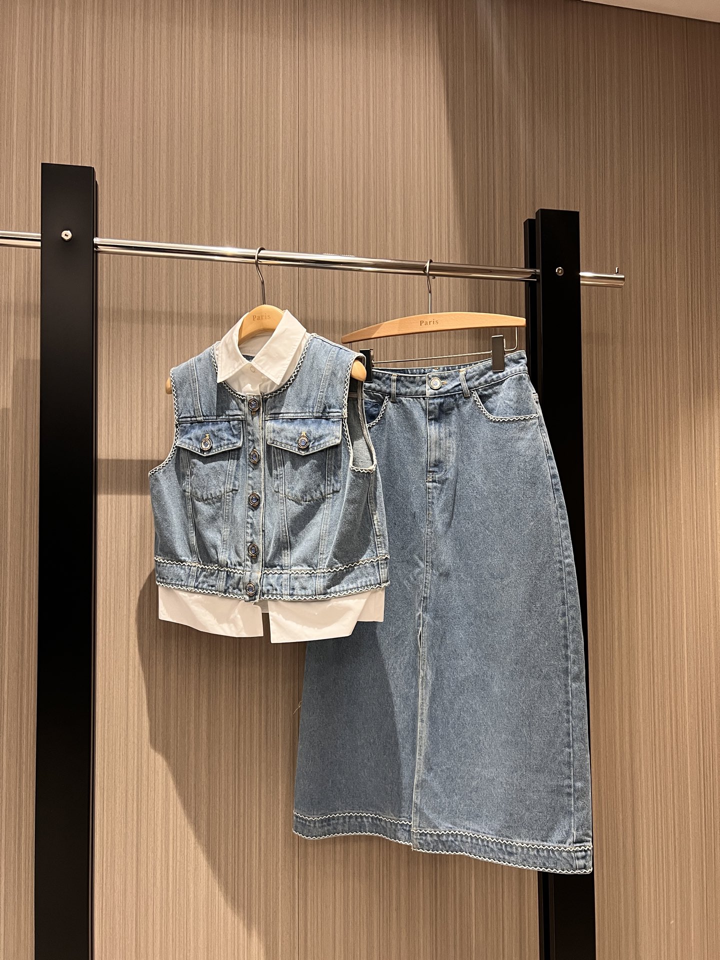 NO:307867,Vest, pants, spliced ​​shirt, collar, fake two-piece design, denim vest top, front slit denim skirt, embroidered lace decoration, mold-inlaid diamond buckle, light blue wash water, refreshing and age-reducing SM,, skirts, alexander wang19860909马甲 裤子款拼接衬衣领假两件设计牛仔马甲上衣前开叉牛仔半裙刺绣花边装饰 开模镶钻扣 洗水浅蓝 清爽减龄 SM,,skirts,alexander wang,Women's clothing