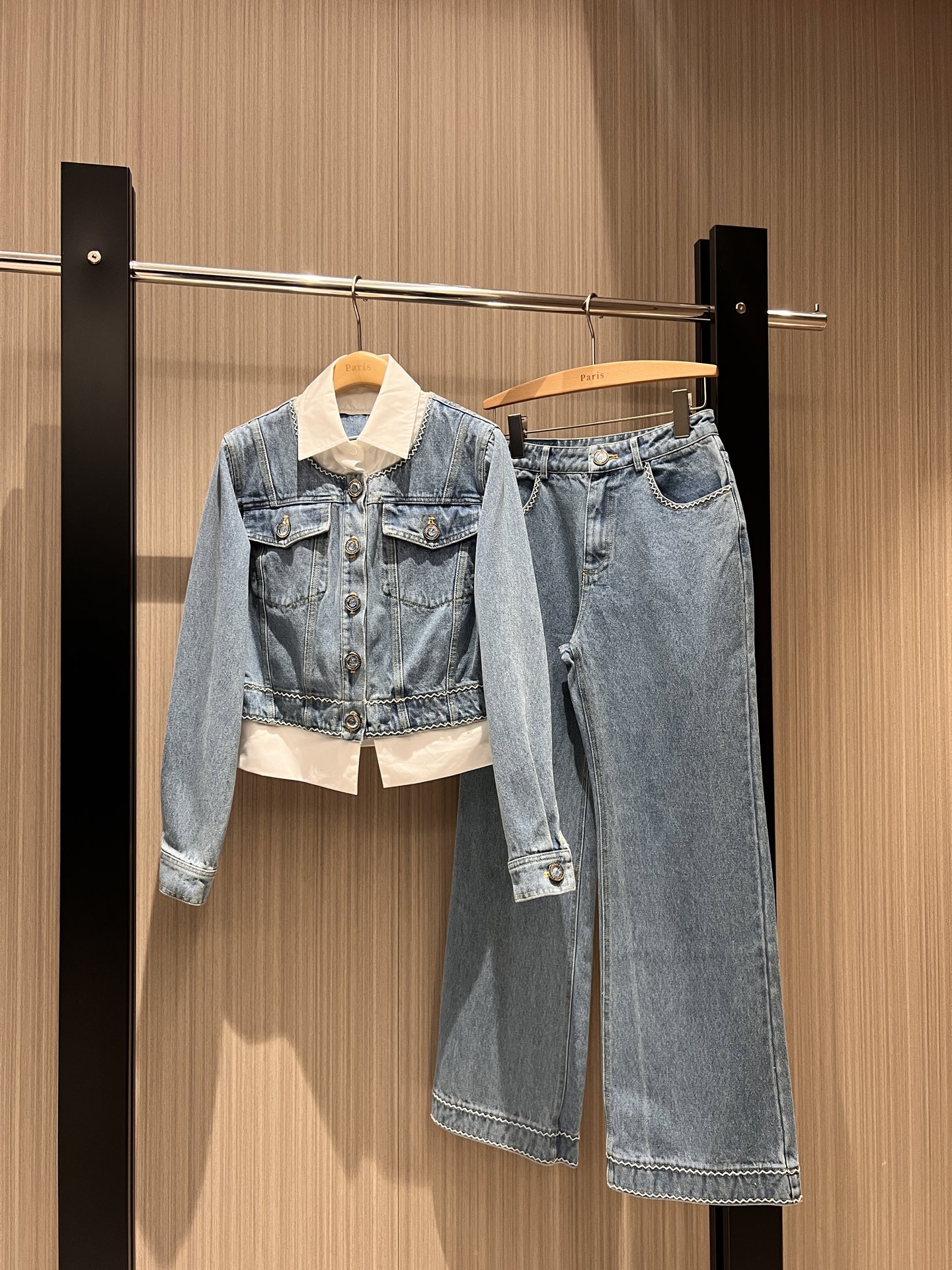 NO:307863,Jacket pants spliced ​​shirt collar fake two-piece design denim jacket denim straight pants wide-leg pants embroidered lace decoration mold-inlaid diamond buckle wash water light blue refreshing age-reducing SML,,jackets & coats,alexander wang19860909外套裤款拼接衬衣领假两件设计牛仔外套牛仔直筒裤 阔腿裤刺绣花边装饰 开模镶钻扣 洗水浅蓝 清爽减龄 SML,,jackets & coats,alexander wang,Women's clothing