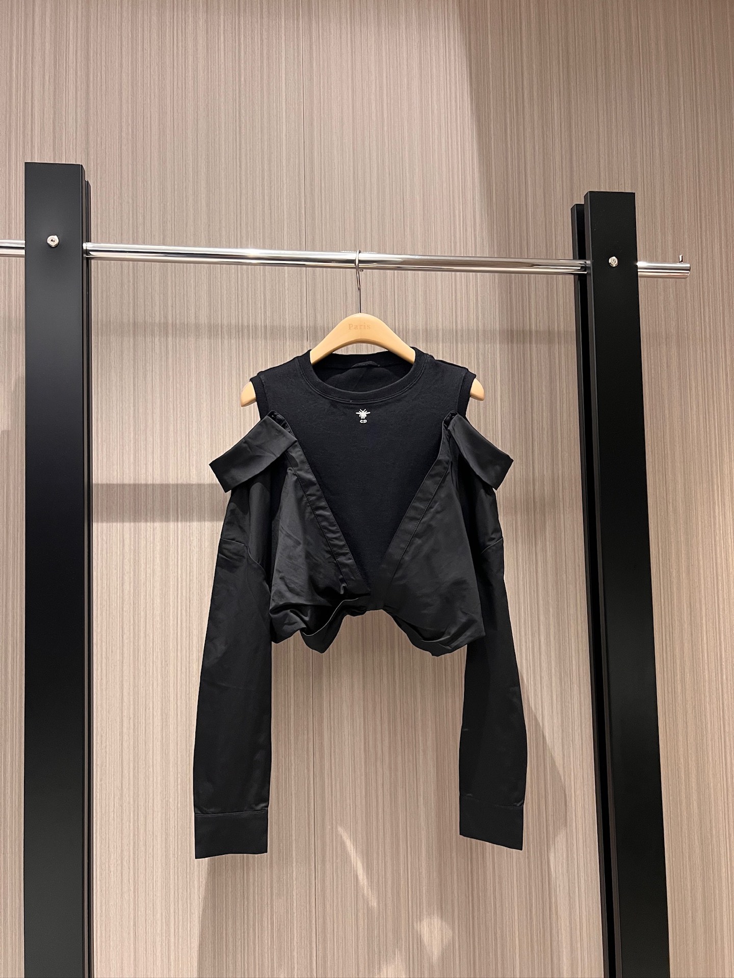 NO:308339,New CD Little Bee Fake Two-piece Design Short Waist-Close Off-Shoulder Shirt Lazy and Casual The hem is elastic and tight, casual and versatile, sweet and age-reducing Black and White SML, alexander wang19860909新款CD小蜜蜂假两件设计短款收腰露肩衬衣 慵懒休闲 下摆松紧收腰休闲百搭 甜美减龄 黑色白色 SML,,alexander wang,Women's clothing
