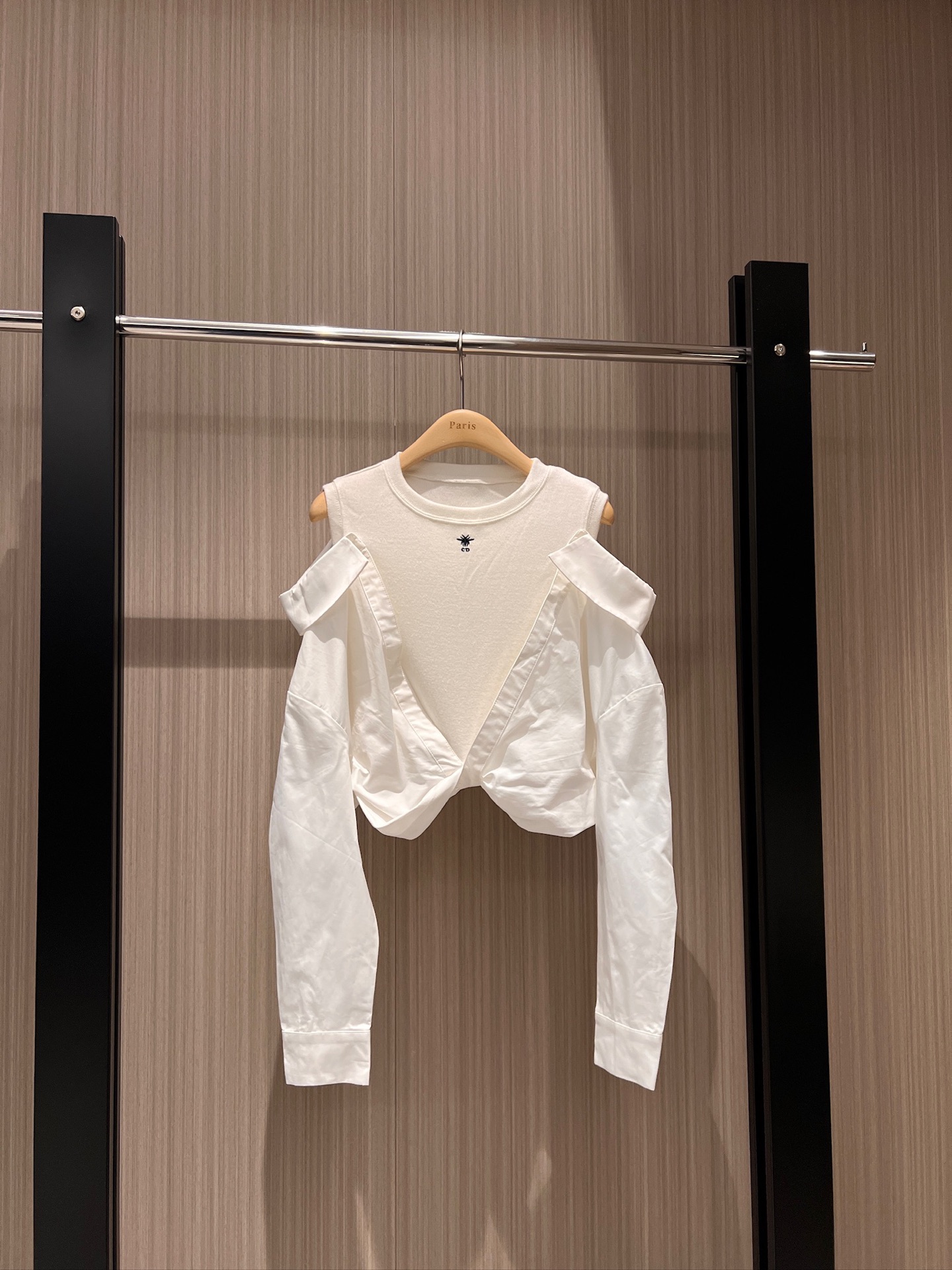 NO:308345,New CD Little Bee Fake Two-piece Design Short Waist-Close Off-Shoulder Shirt Lazy and Casual The hem is elastic and tight, casual and versatile, sweet and age-reducing Black and White SM,,alexander wang19860909新款CD小蜜蜂假两件设计短款收腰露肩衬衣 慵懒休闲 下摆松紧收腰休闲百搭 甜美减龄 黑色白色 SM,,alexander wang,Women's clothing