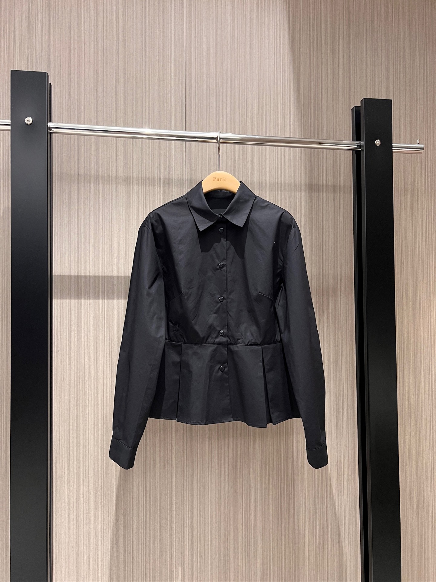 NO:308349,New spliced ​​press-pleated hem waist-hugging shirt, embroidered bee decoration, casual and age-reducing, cute commuting, slim and versatile black and white SML,,alexander wang19860909新款拼接压褶下摆收腰衬衣 刺绣小蜜蜂装饰 休闲减龄 可爱通勤 显瘦百搭黑白 SML,,alexander wang,Women's clothing