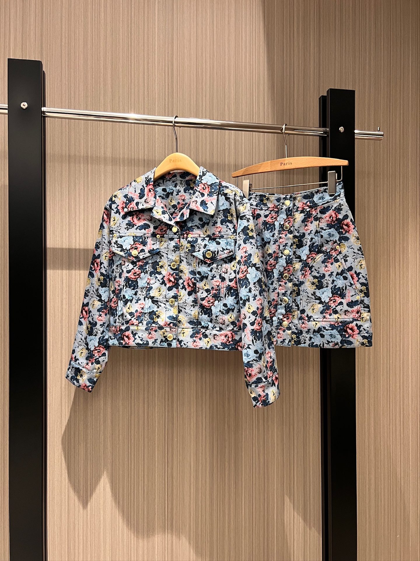 NO:308374,The same style as the jacket skirt Zhuang Dafei, the retro small floral printed denim jacket small floral skirt, the hardware accessories molded, the classic presbyterian jacquard lining, the Hong Kong style retro, the age-reducing versatile SML, skirts, jackets & coats, alexander wang19860909外套半裙款庄达菲同款 复古小碎花印花牛仔外套小碎花半裙 五金配件开模 经典老花提花内衬港风复古 减龄百搭 SML,,skirts,jackets & coats,alexander wang,Women's clothing