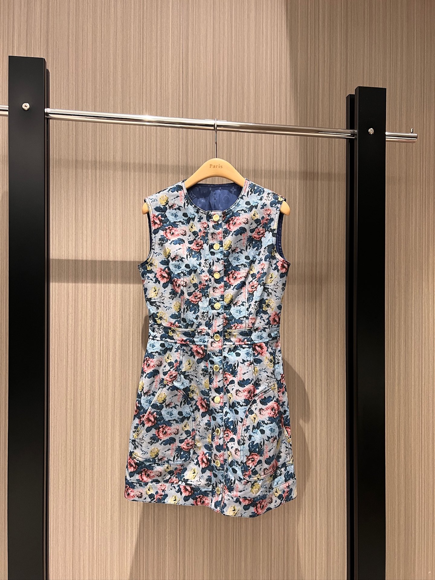 NO:308378,The same style of new Ouyang Nana, retro small floral denim dress, sleeveless vest skirt, single-breasted molded hardware, slim fit and slim, pockets on both sides, essential for age reduction, sweet and cute SML, skirts, alexander wang19860909新款欧阳娜娜同款 复古小碎花牛仔连衣裙 无袖背心裙单排扣 开模五金修身显瘦 两侧有口袋 减龄必备 甜美可爱 SML,,skirts,alexander wang,Women's clothing