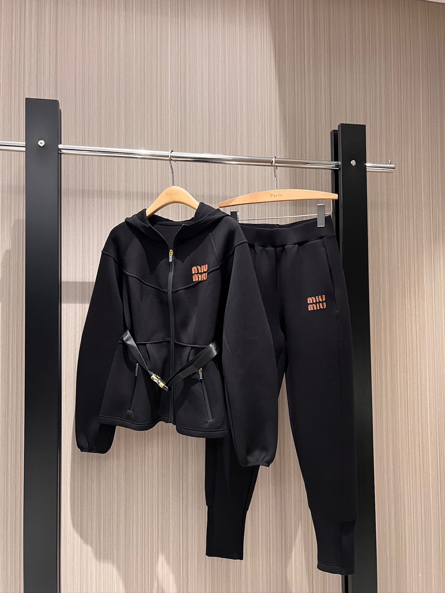 NO:308357,Jacket pants style snap-on belt decorative hooded space cotton jacket foot tying sweatpants embroidered letter logo decoration Comfortable fabric soft and sweet personality Handsome casual and age-reducing versatile Black and gray SML, Jackets & coats,hats,alexander wang19860909外套裤子款卡扣腰带装饰连帽太空棉外套 束脚运动裤 贴皮绣字母logo装饰 面料舒服柔糯 甜酷个性 帅气休闲减龄百搭 黑色灰色 SML,,jackets & coats,hats,alexander wang,Women's clothing