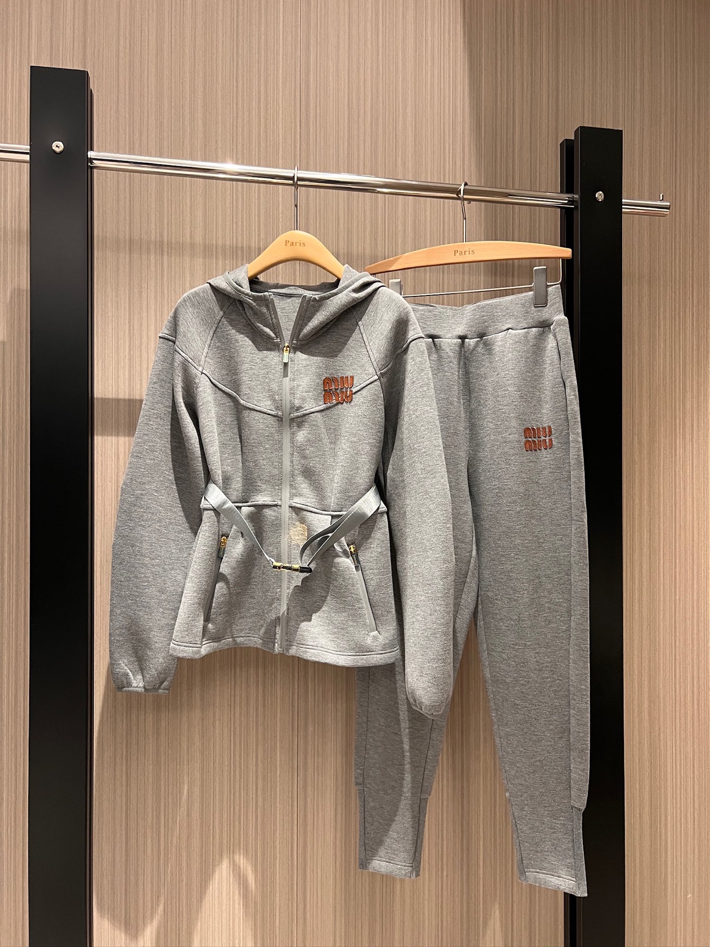 NO:308361,Jacket pants style snap-on belt decorative hooded space cotton jacket foot tying sweatpants embroidered letter logo decoration Comfortable fabric soft and sweet personality Handsome casual and age-reducing versatile Black and gray SML, Jackets & coats,hats,alexander wang19860909外套裤子款卡扣腰带装饰连帽太空棉外套 束脚运动裤 贴皮绣字母logo装饰 面料舒服柔糯 甜酷个性 帅气休闲减龄百搭 黑色灰色 SML,,jackets & coats,hats,alexander wang,Women's clothing