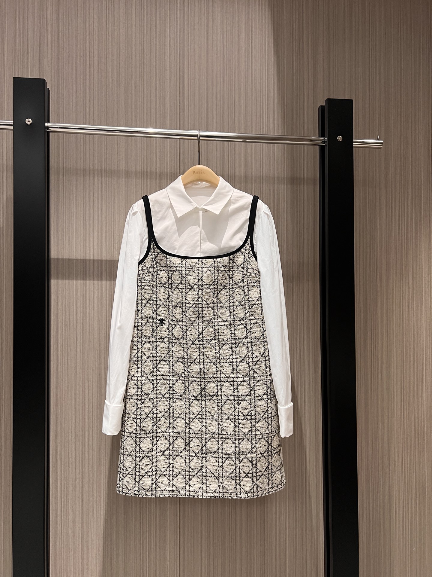 NO:308897,New fake two-piece design, shirt splicing suspender rattan plaid dress neckline hollow CD pearl buckle decoration embroidery bee, cute age-reducing slim fit and slim A-shaped style is not picky SML, skirts, alexander wang19860909新款假两件设计 衬衣拼接吊带藤格纹连衣裙领口镂空 CD珍珠扣装饰 刺绣小蜜蜂 可爱减龄修身显瘦 A字版型不挑人SML,,skirts,alexander wang,Women's clothing