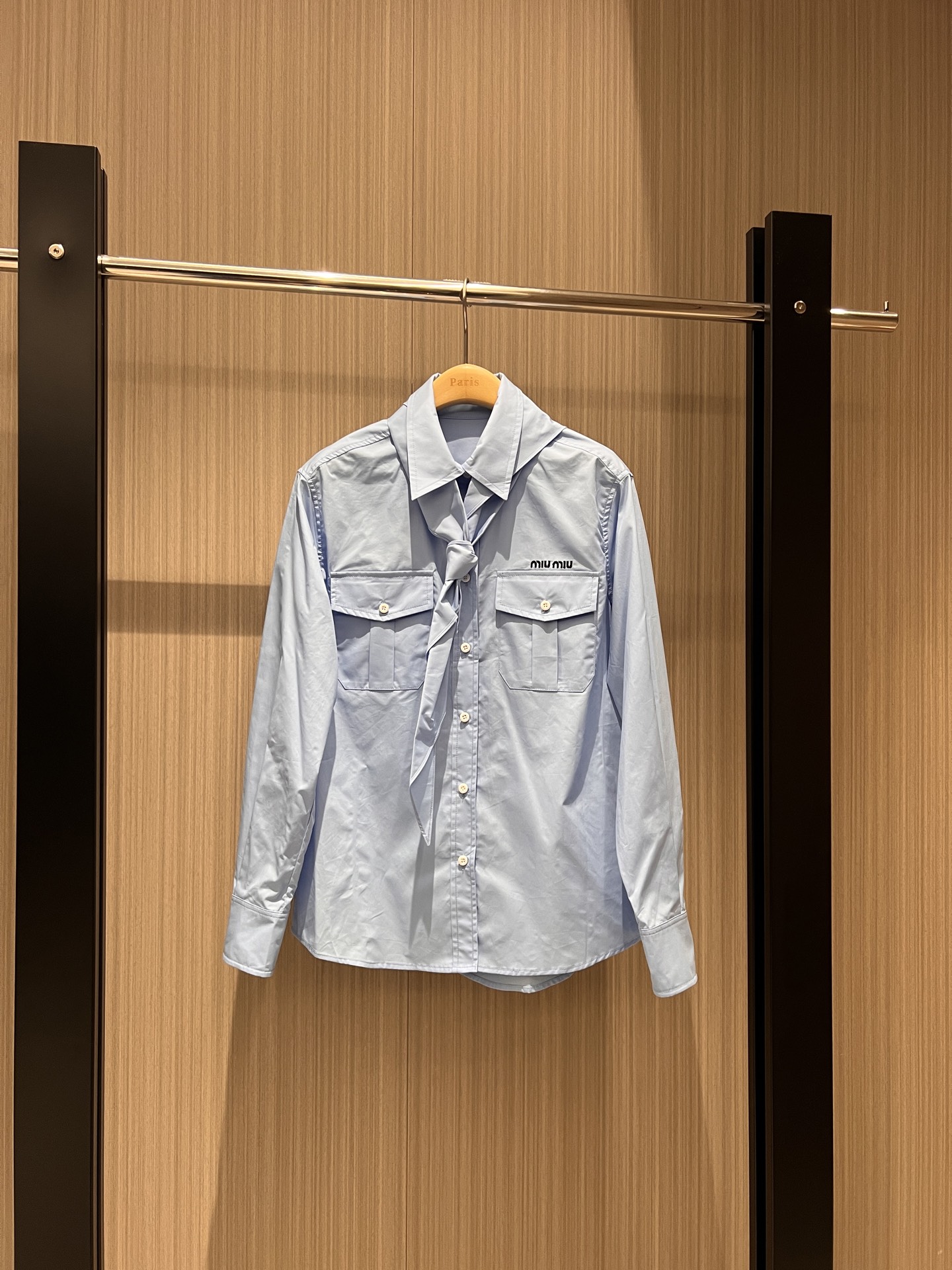 NO:308924,New red scarf matching, workwear pocket decoration lined cloth scarf knotted tie, chest embroidered miu letter logo college style age-reducing versatile blue caramel color SML, miumiu,ties,alexander wang19860909新款红领巾搭配 工装口袋装饰衬布丝巾打结领带 胸前刺绣miu字母logo学院风 减龄百搭 蓝色焦糖色 SML,,miumiu,ties,alexander wang,Women's clothing