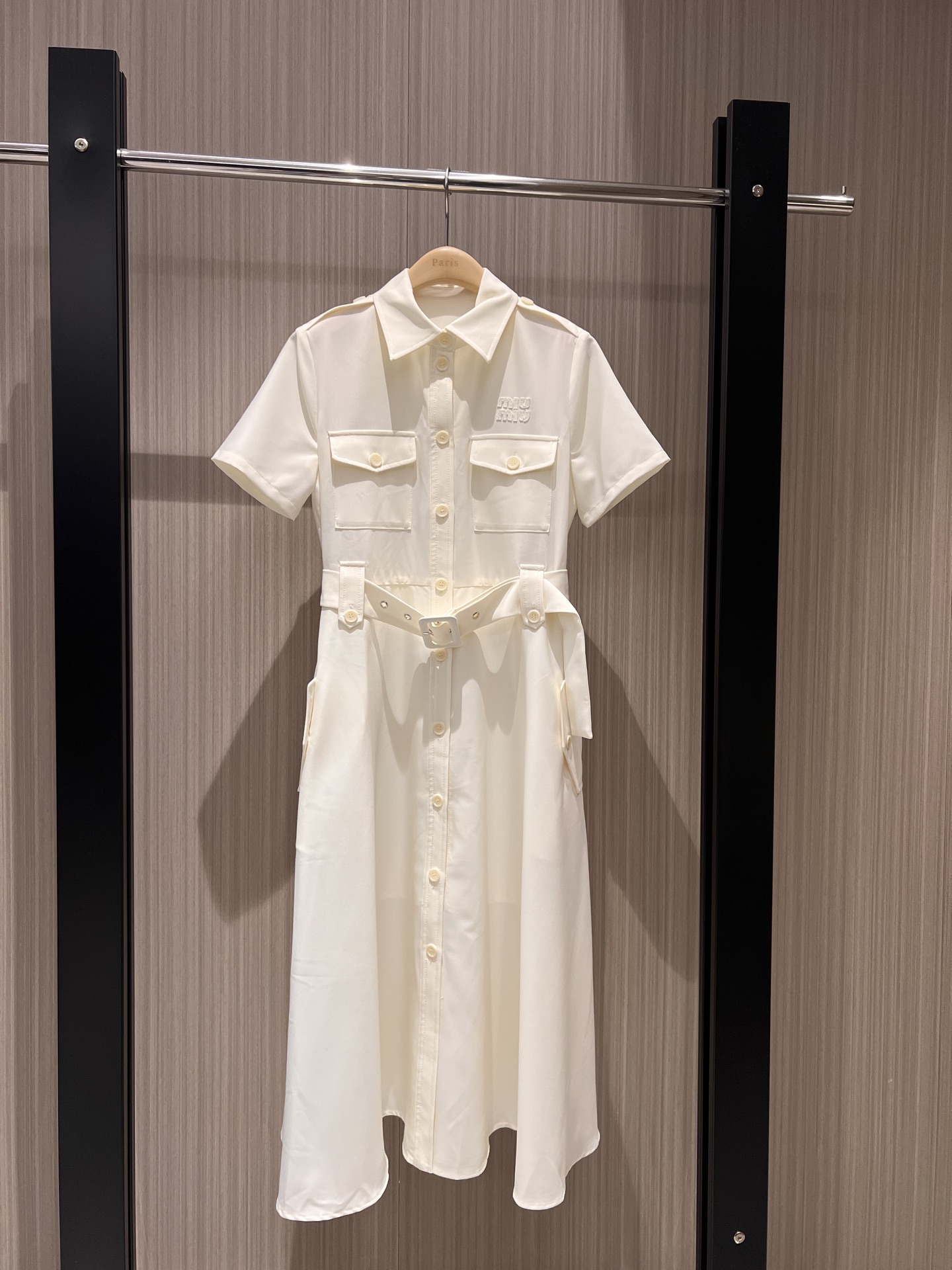 NO:308908,New style recommended eaves and breasted lapel dress long skirt, chest pocket, patch embroidered miu letter logo with belt decoration, waist slimming, simple temperament, elegant and intellectual, age-reducing, black and white SML,,miumiu, skirts, alexander wang19860909新款推荐肩章排扣设计翻领连衣裙长裙 胸前口袋 贴布刺绣miu字母logo系腰带装饰 收腰显瘦 气质简约 优雅知性 减龄不挑人黑白SML,,miumiu,skirts,alexander wang,Women's clothing