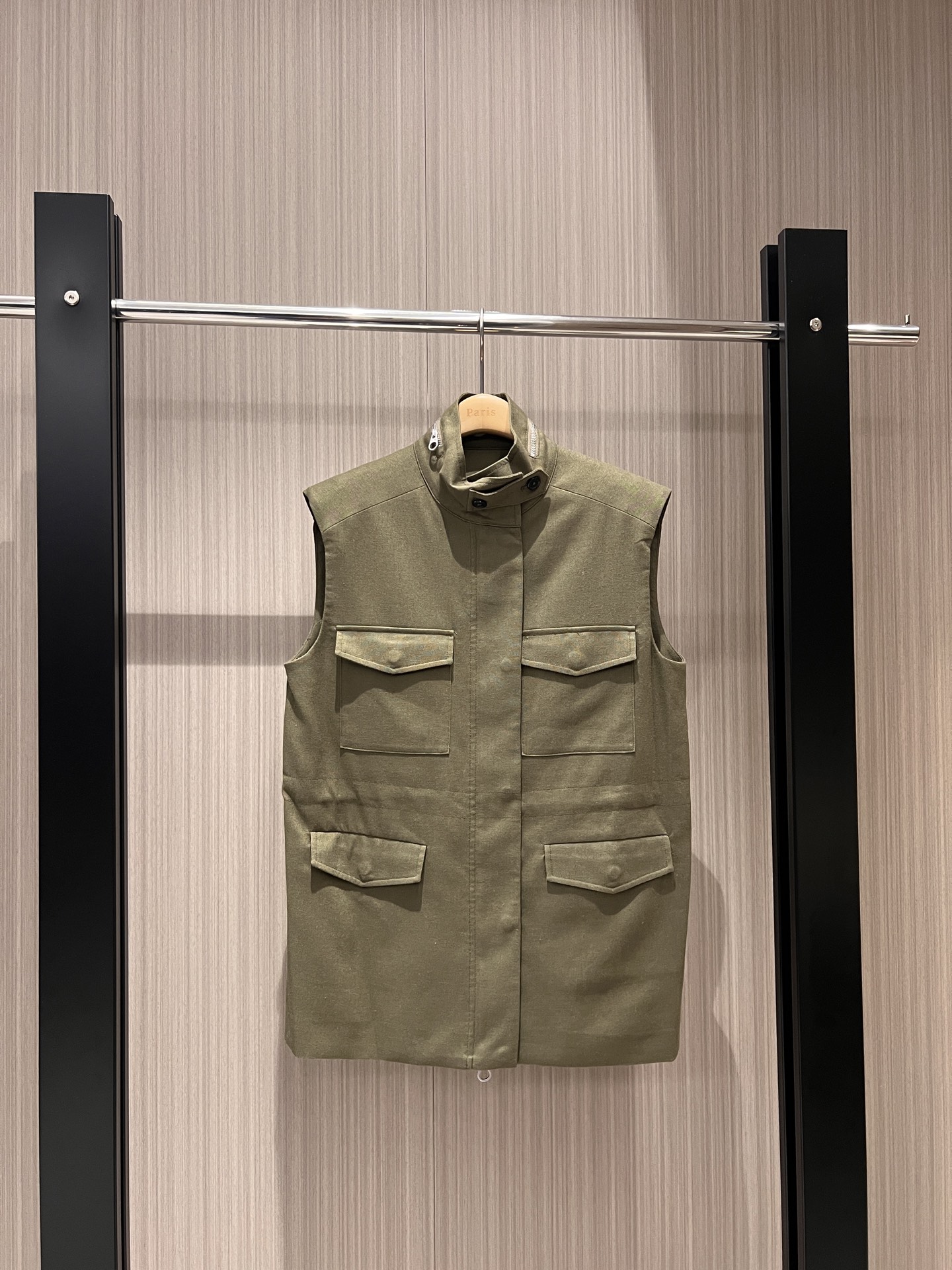 NO:308929,The new model is coming to Xi Mengyao. The same style is LP zipper decoration, stand-up collar waistline vest, workwear and wind patch pocket decoration, mold opening hardware button, drawstring waist adjustment and casual fashion, handsome sweet saint army green khaki SML, loro piana, alexander wang19860909新款来袭奚梦瑶同款 LP拉链装饰立领收腰亚麻马甲 工装风贴袋装饰 开模五金扣子 抽绳收腰调节休闲时尚 帅气甜飒军绿卡其 SML,,loro piana,alexander wang,Women's clothing
